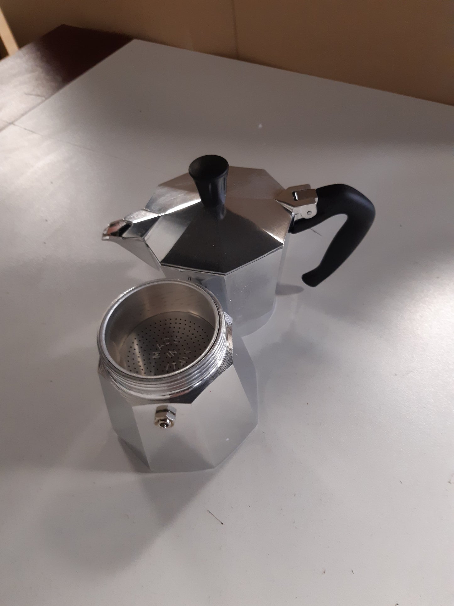 246109 - BIALETTI Moka Express: Makina ikonike e kafesë për espresso, kafe autentike italiane, makinë kafeje me 6 gota (270 ml), alumini, argjendi