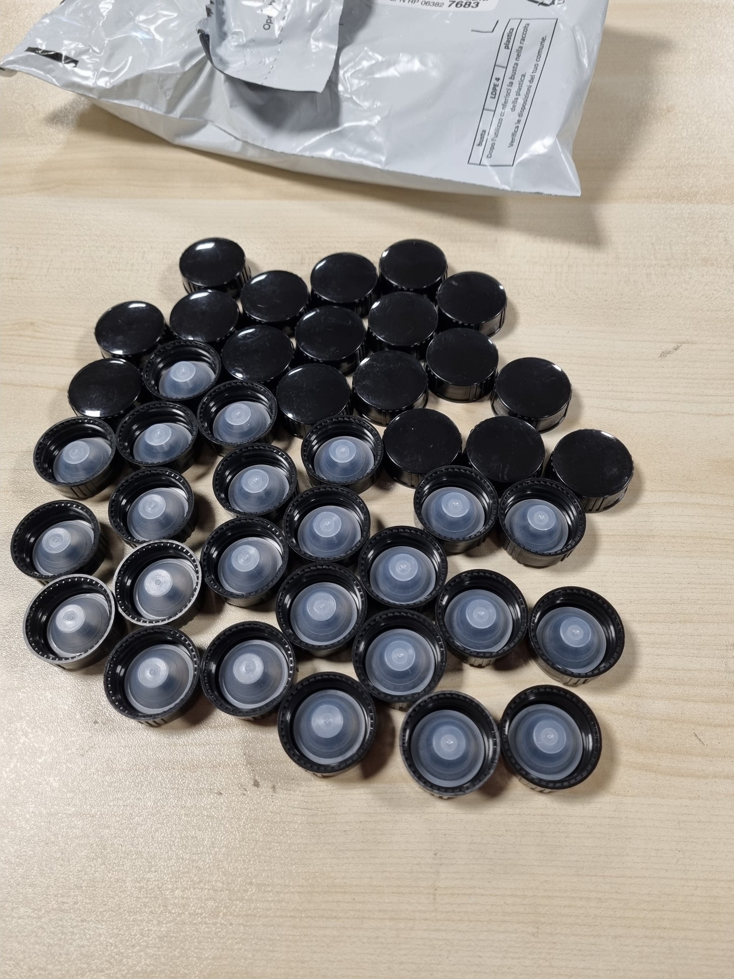 169095 - SUPERFINDINGS Kapakë me Vidë Vulosëse Polietileni, 40 Pjesë, Kapakë Plastikë të Fortë, Konikë të Zinj, me Tapa të Brendshme për Shishe Vajrash Esencialë