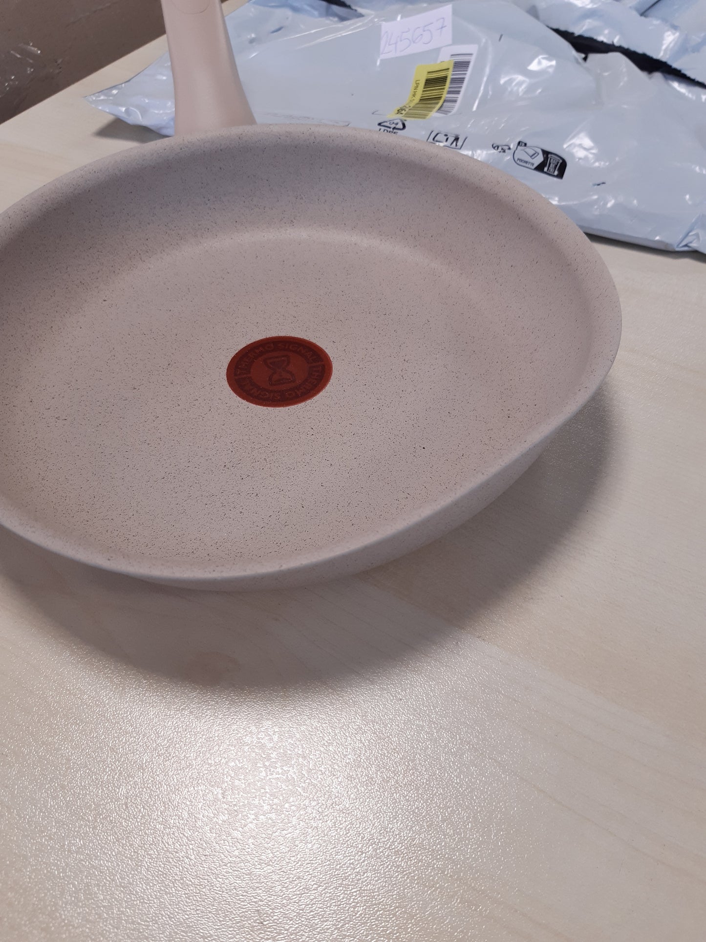 245657 - TEFAL - Tigan G29304 Delight 24 cm | Veshje e sigurt jo ngjitëse | Tregues temperature termo-sinjal | Trup alumini 100% i ricikluar | I pajtueshëm me induksion | Prodhuar në Francë | Gur ranor