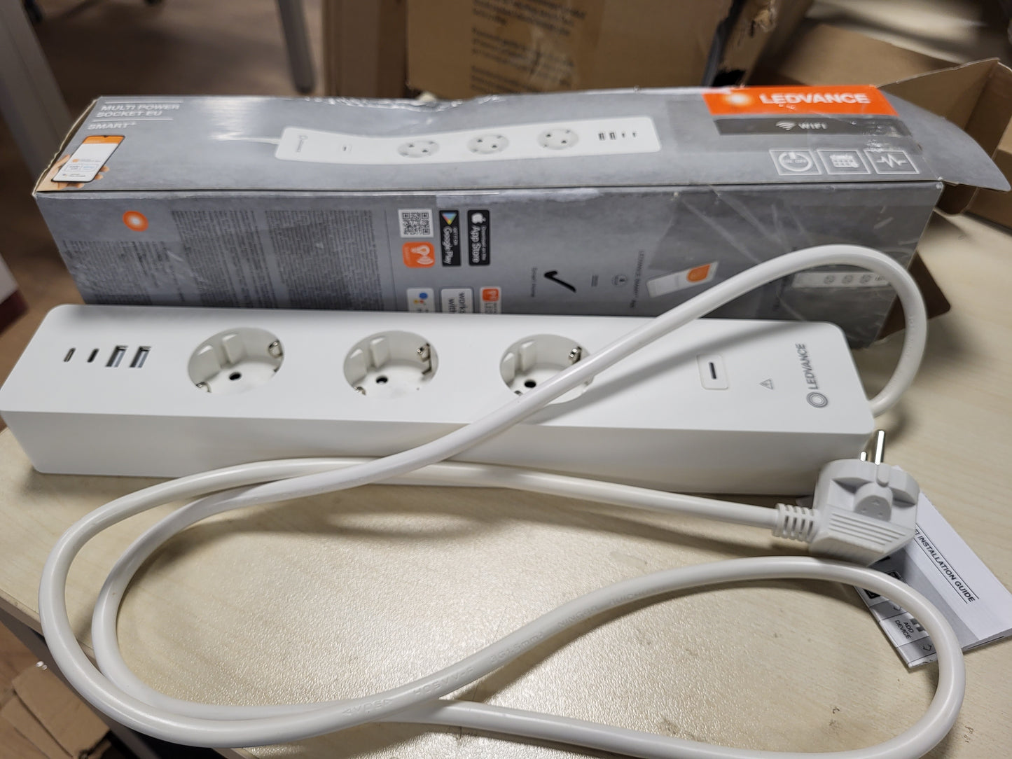 245446 - LEDVANCE Prizë inteligjente me WiFi, shirit elektrik trefishtë me mbrojtje nga mbingarkesa, port USB, kontrollueshëm me aplikacion, Alexa dhe Google