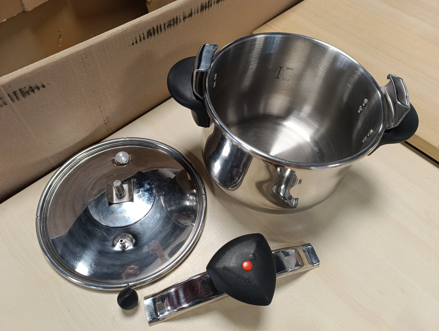 255113 - MAGEFESA STAR ME POMPË - TENXHERE TRADICIONALE ME PRESION 6L, ÇELIK INOX 18/10, GATIM I SHËNDETSHËM, I PËRSHTATSHËM PËR SOBE ME INDUKSION