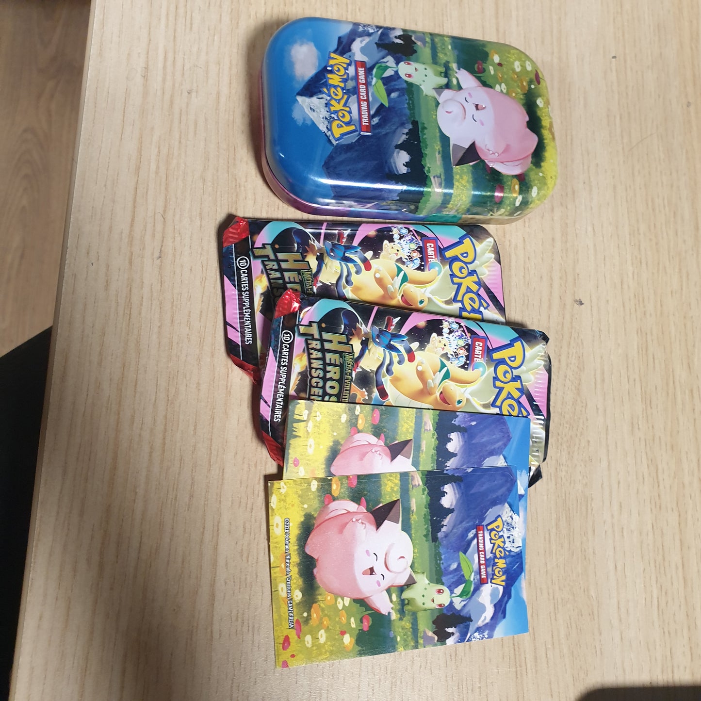 141778 - Pokémon: Mega Evolution Mini Box – Transcendent Heroes – Melofy dhe Germignon, përfshin 1 faqe me stikera, 1 kartë arti dhe 2 pako booster.