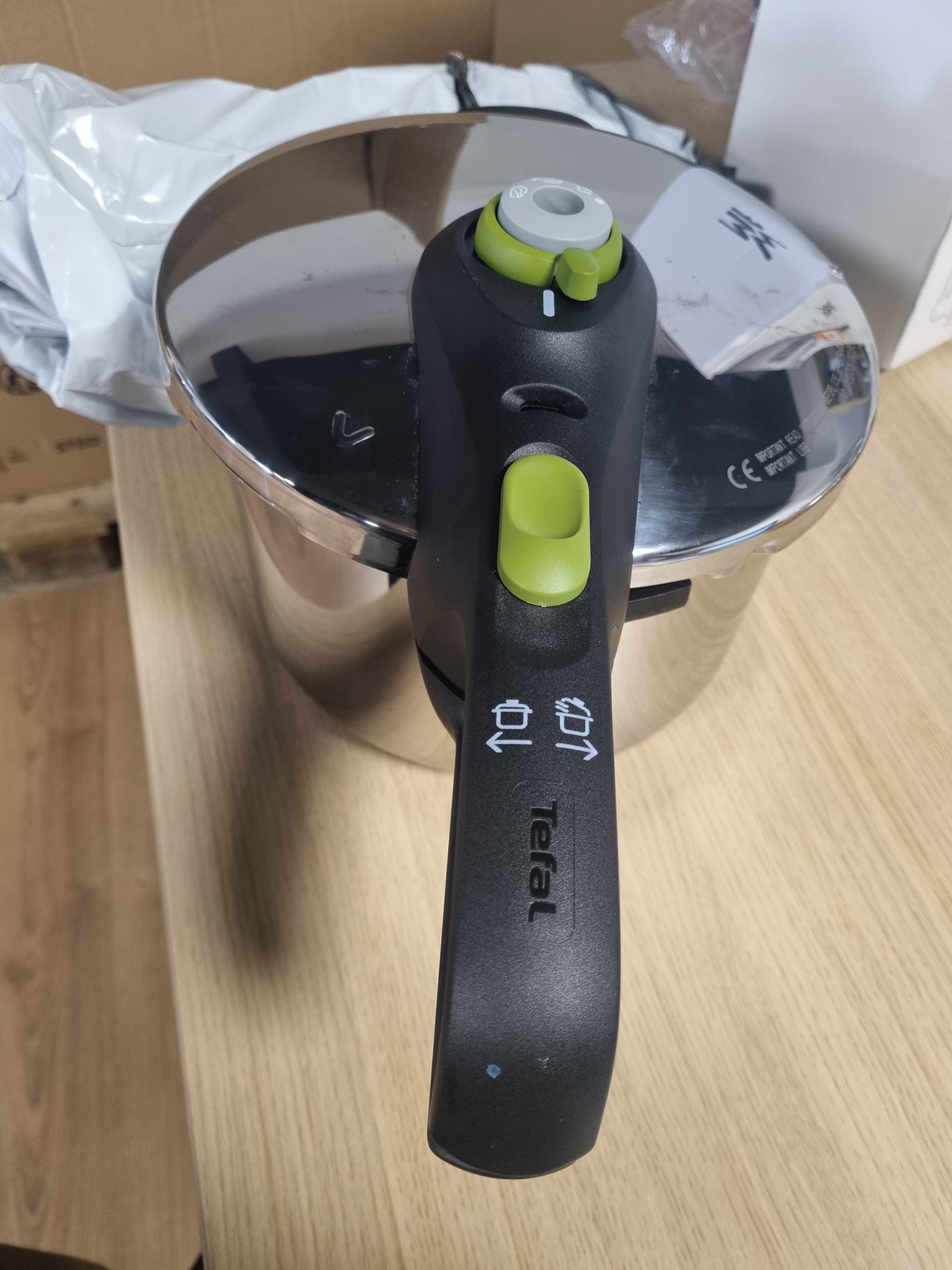 175169 - TEFAL Tenxhere me Presion Secure 5 Neo, 6L, Çelik Inox, 22cm, me Futje Shporte dhe Trekëmbësh, 2 Nivele Gatimi, Sistem Sigurie Secure 5, i Përshtatshëm për të Gjitha Llojet e Sobave.