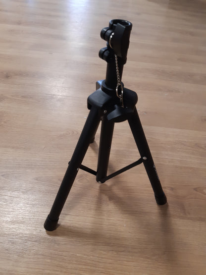 141750 - Rockville RVES05 mbajtëse trekëmbëshe për altoparlant DJ/PA, lartësi deri 180 cm dhe kapacitet 45 kg. Ndërtim çeliku me montim 35 mm, ideale për DJ dhe performanca live.