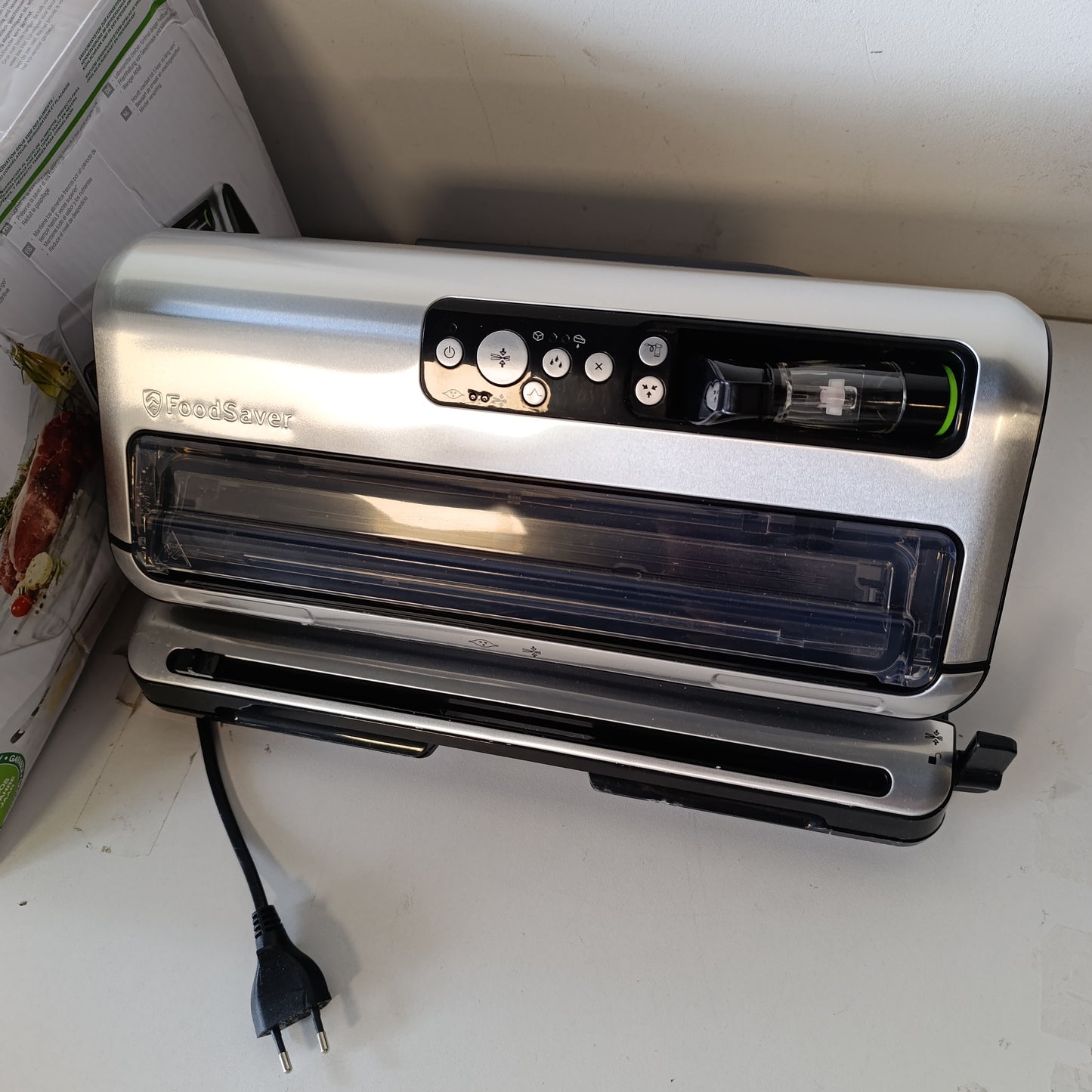208016 - FOODSAVER Makinë Mbyllëse Vakumi Automatike dhe Profesionale | Ndarje Ruajtëse për Rrotull dhe Prerës | Funksion Marinimi | Përfshin Qese të Ndryshme Mbyllëse Vakumi [Modeli FFS006X]