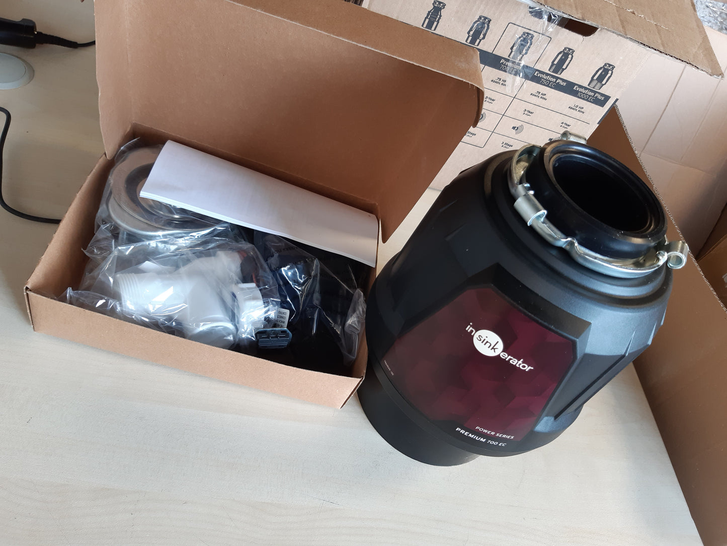 260003 - INSINKERATOR Njësia Premium 700 EC për Hedhjen e Mbeturinave Ushqimore për Përdorim në Lavaman me Çelës Ajri - 20.9 x 20.9 x 31.2 cm - E Zezë