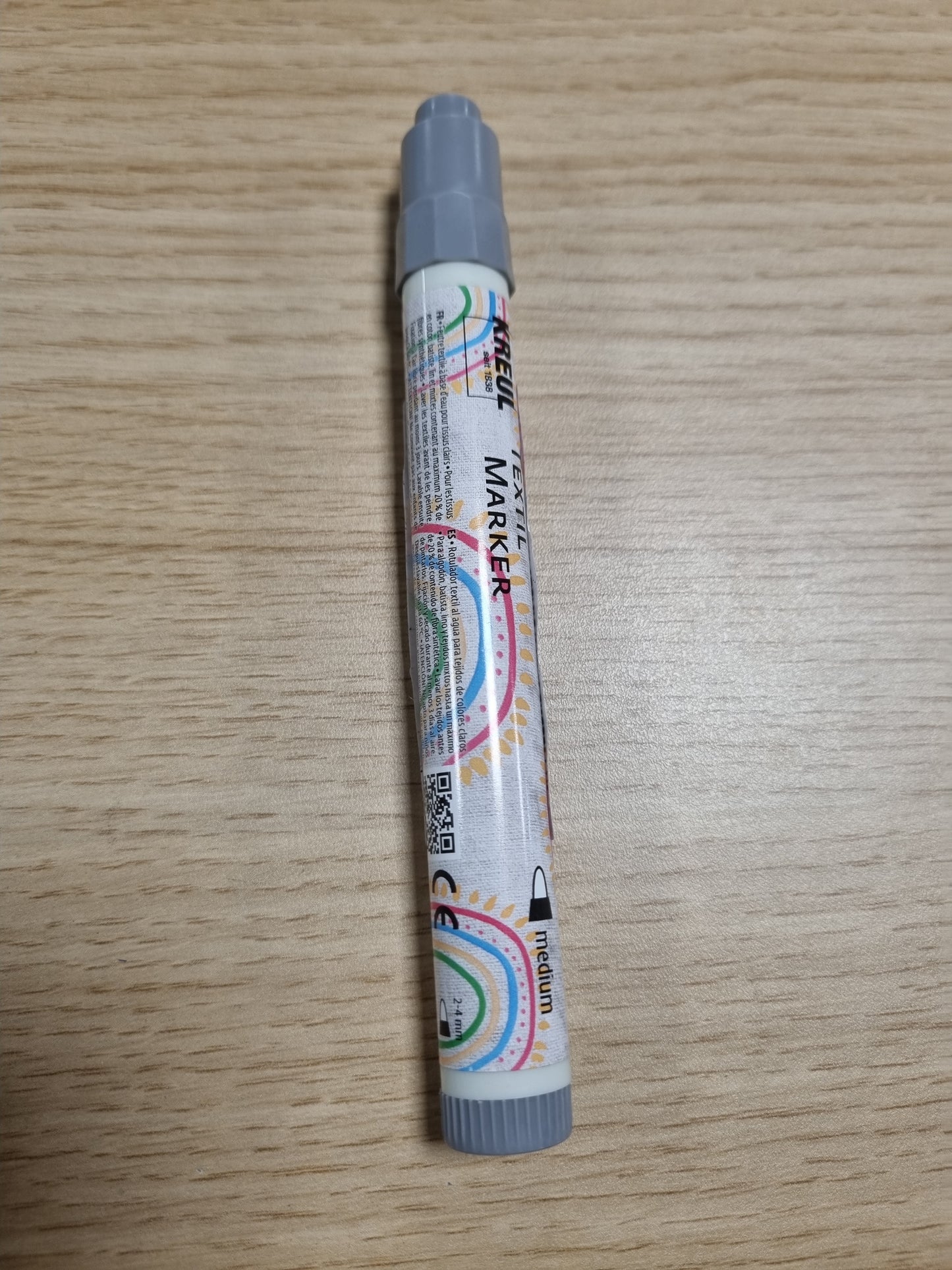 138486 - KREUL 90770 - Shënues tekstili mesatar, në ngjyrë gri, gjerësi vije 2-4mm, për pëlhura dhe tekstile të lehta, i lahet pas fiksimit