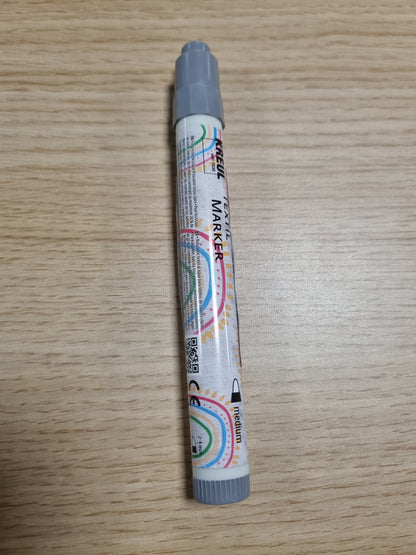 138486 - KREUL 90770 - Shënues tekstili mesatar, në ngjyrë gri, gjerësi vije 2-4mm, për pëlhura dhe tekstile të lehta, i lahet pas fiksimit