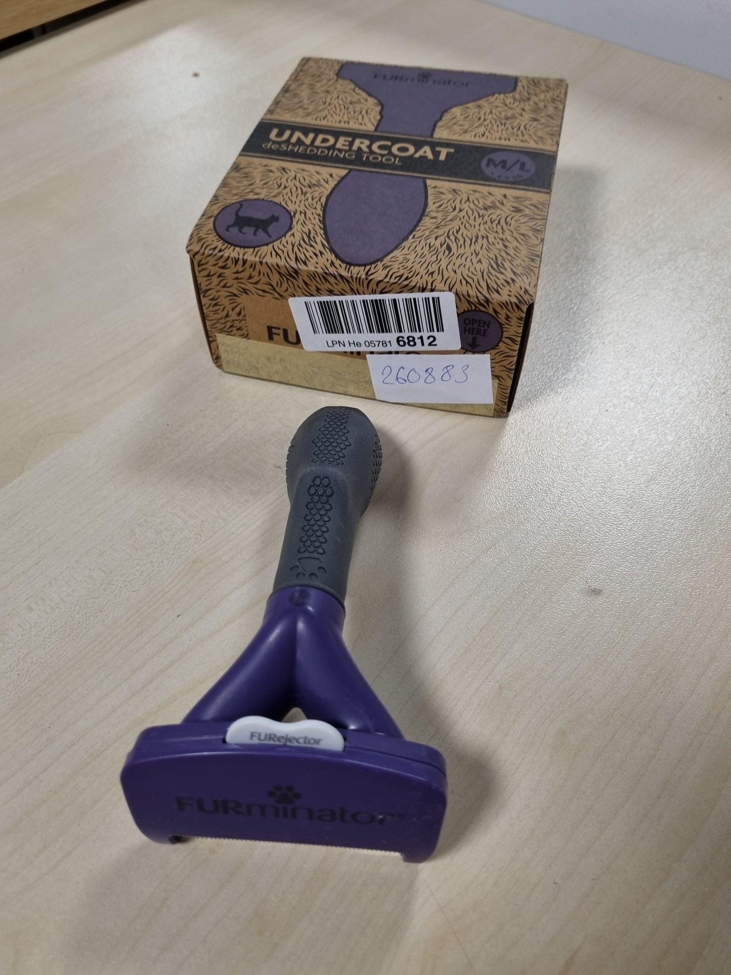 260883 - FURMINATOR Mjet për kujdesin e maceve për macet me qime të shkurtra të mesme deri të mëdha – Furçë kundër rënies së qimeve M/L me dorezë ergonomike – Heq 90% të qimeve të lëshuara – Pastrim me një klikim – Paketim i riciklueshëm