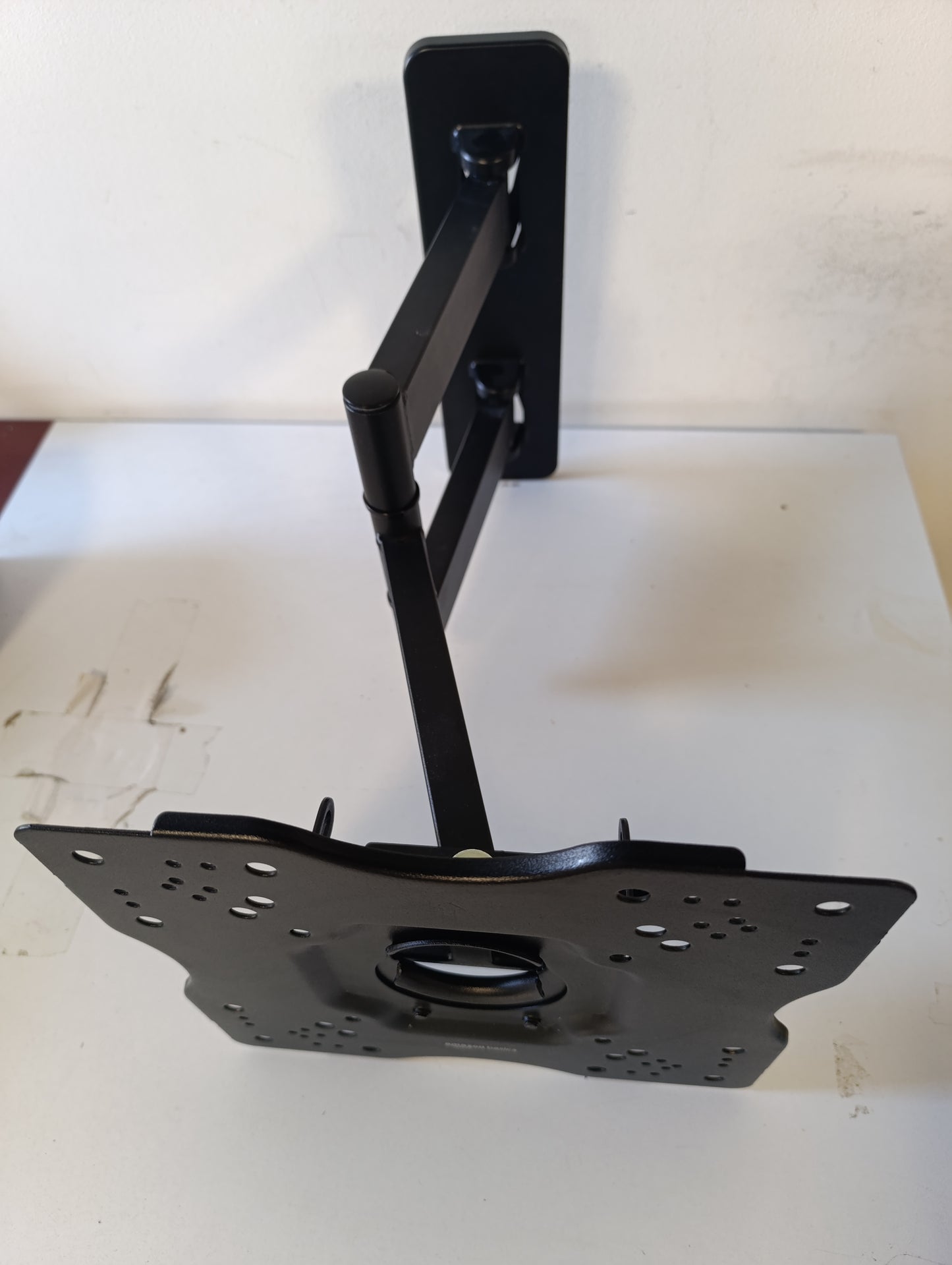 266784 - MBËSHTETËSE MURI AMAZON BASICS ME RROTULLIM DHE ANIM PËR TELEVIZORË DHE MONITORË 66-140 CM DERI NË 36 KG, VESA 400 X 400 MM, E ZEZË