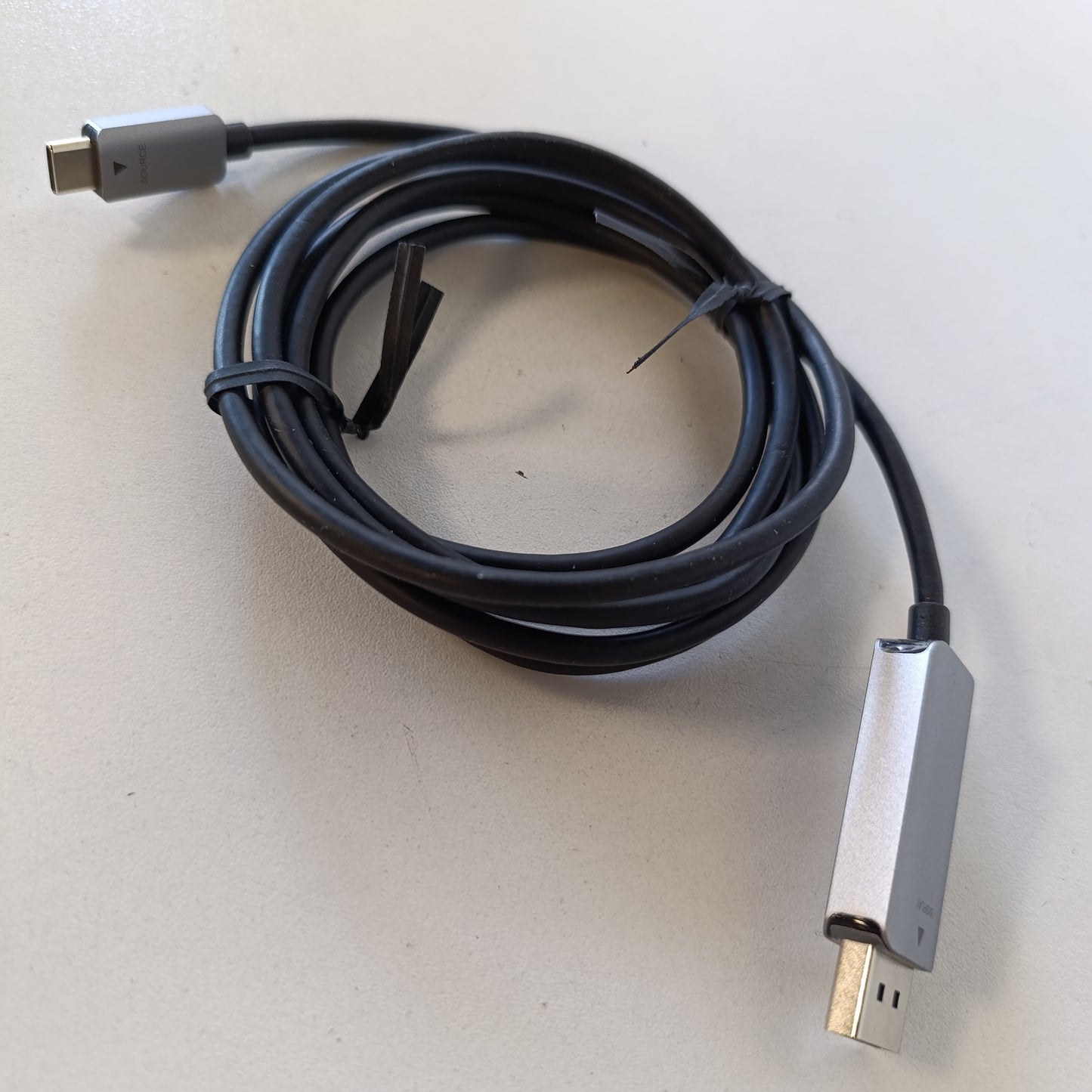 267148 - AMAZON BASICS Kabllo USB-C në DisplayPort, Alumini, 1.8 m, e zezë