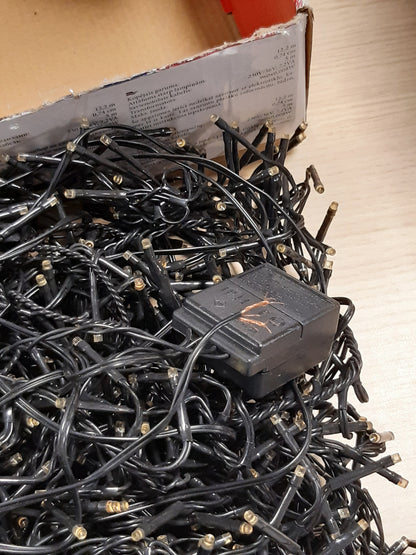 208085 - KONSTSMIDE Drita Vargu nga LED Mikroso, 960 Dioda Ngjyrë Qelibar, me 8 Funksione dhe Kontrollues, Funksion Memorjeje, Transformator 36V i Jashtëm, Kabllo e Zezë - Modeli 3863-800