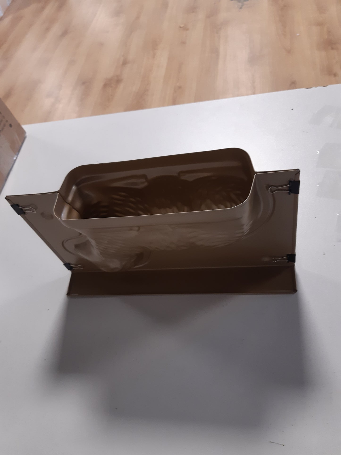 252418 - DR. OETKER Tavë Pjekjeje Qengji për Pashkë – Kapacitet 900 ml – Tavë Kekësh 3D në ngjyrë ari me shtresë jo-ngjitëse dhe motiv qengji të Pashkëve