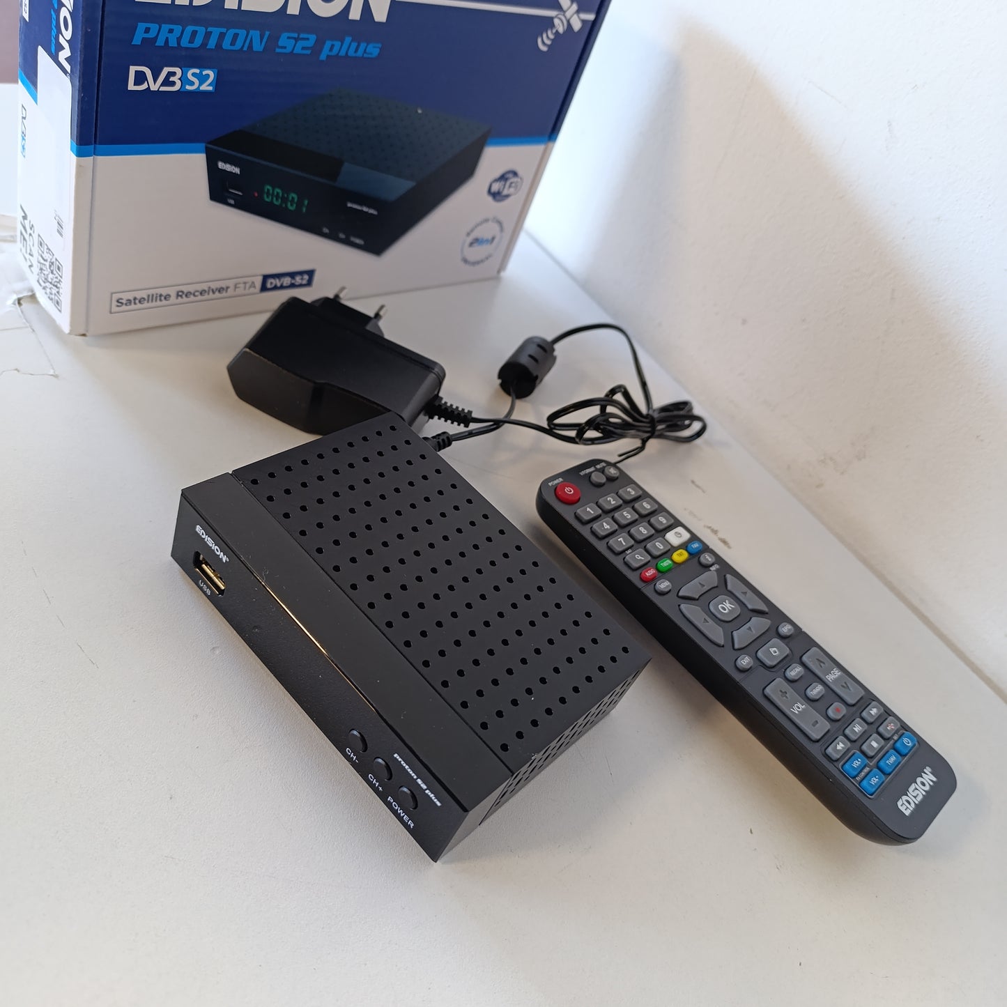 266519 - EDISION PROTON S2 PLUS, Marrës Satelitor Full HD FTA, Telekomandë Comfort 2-në-1, i pajtueshëm me Unicable, DVB-S2, HDMI, SCART, S/PDIF, USB, LAN, Mbështetje USB WiFi, Lista e programeve gjermane e parainstaluar.