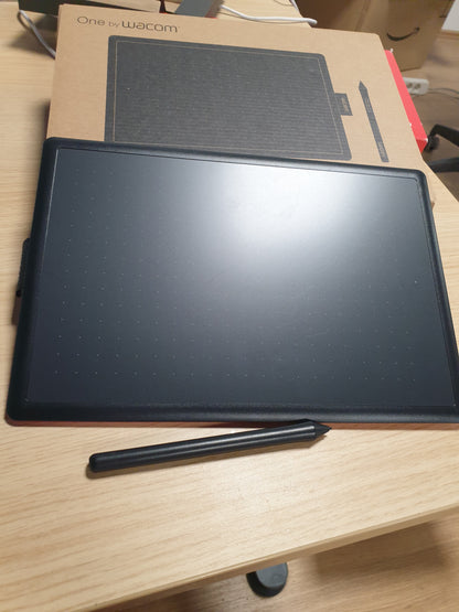 266194 - WACOM Tabletë grafike One Medium me stilolaps dixhital, i pajtueshëm me Windows, Mac, Chromebook, i zi dhe i kuq