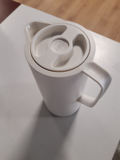 223181 - EMSAS N41704 MOTIVA Enë e izoluar, 1 liter, mbyllje me shtypje të shpejtë, mban të nxehtë për 12 orë, të ftohtë për 24 orë, me shtresë qelqi, e prodhuar në Gjermani, dizajn nordik, e bardhë