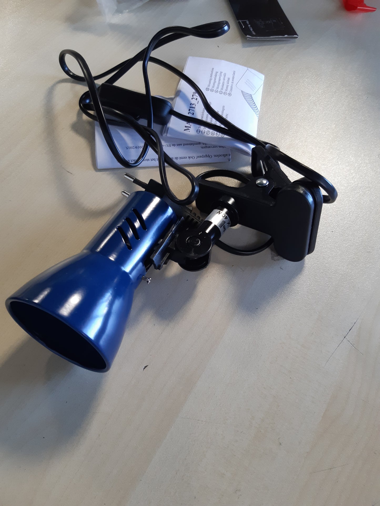 215653 - BRILONER LEUCHTEN Llambë me kunja LOCK, 40 W, IP20, blu, metal-plastikë, 6.5 x 11.5 x 10.8 cm.