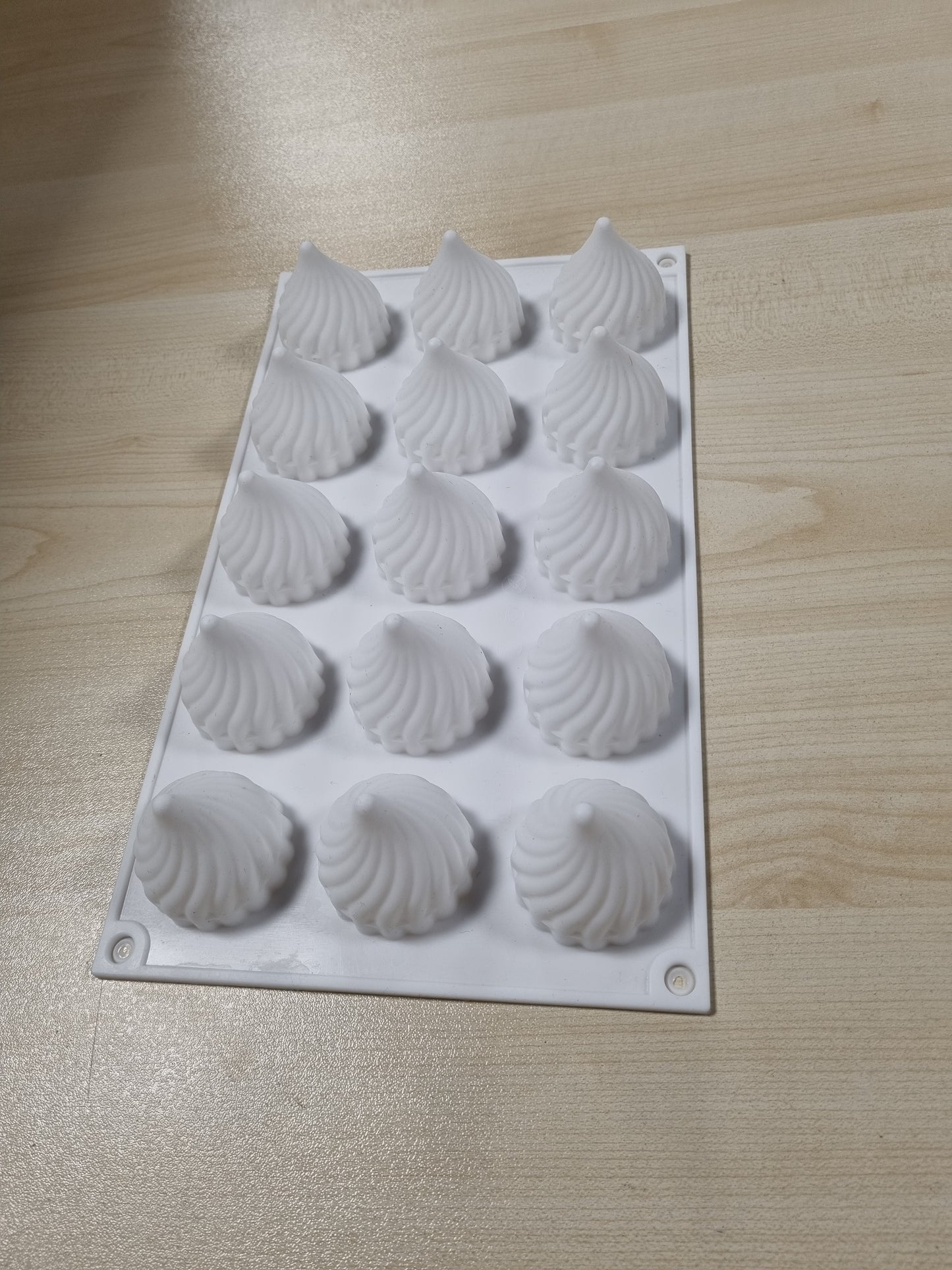 242954 - KOMUNJ Formë silikoni me 15 vrima për qepë, për pjekje kekësh, formë për pjekje sapuni, puding, çokollatë
