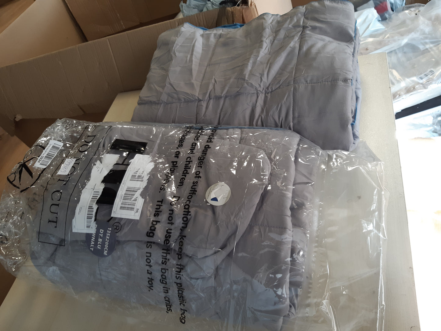 199489 - HIG - Set 4 Pjesësh Jorganësh me 2 Jorganë të Qepur 135x200cm dhe 2 Mbulesa Jastëkësh 80x80cm, Pupla të Qepura, Ngjyrë Blu, Certifikuar Oeko-TEX, Mbushje 1300g (250 GSM)