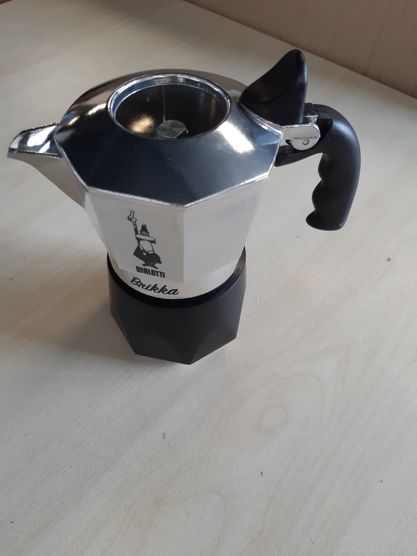 255306 - BIALETTI New Brikka 2023, kafe Moka pot, 2 filxhanë, alumini dhe e zezë, e aftë për ekspres kremoz