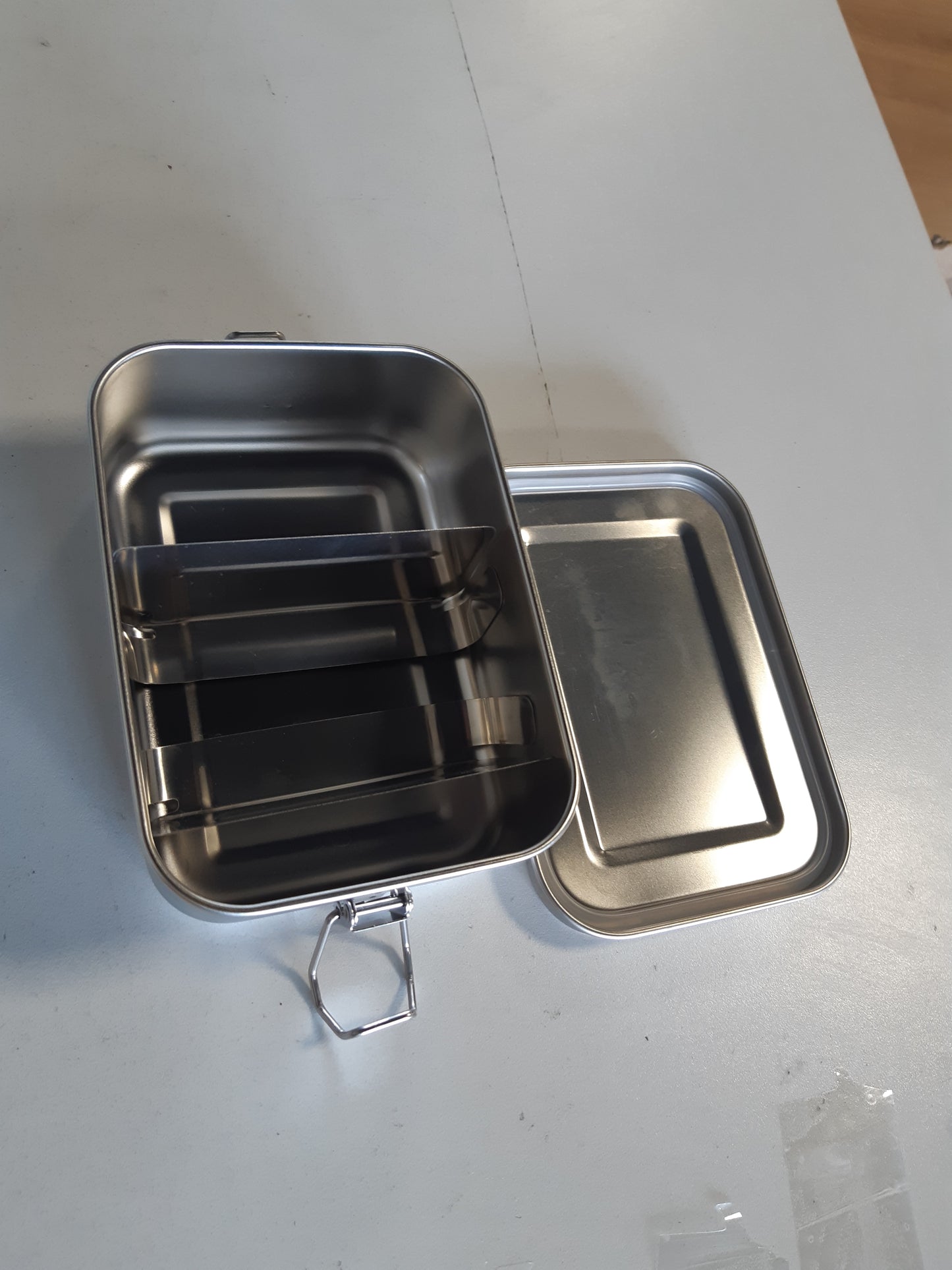 257140 - KUTI DREKE NEWANER prej çeliku inox, 800 ml, e papërshkueshme nga rrjedhjet, me ndarës të lëvizshëm