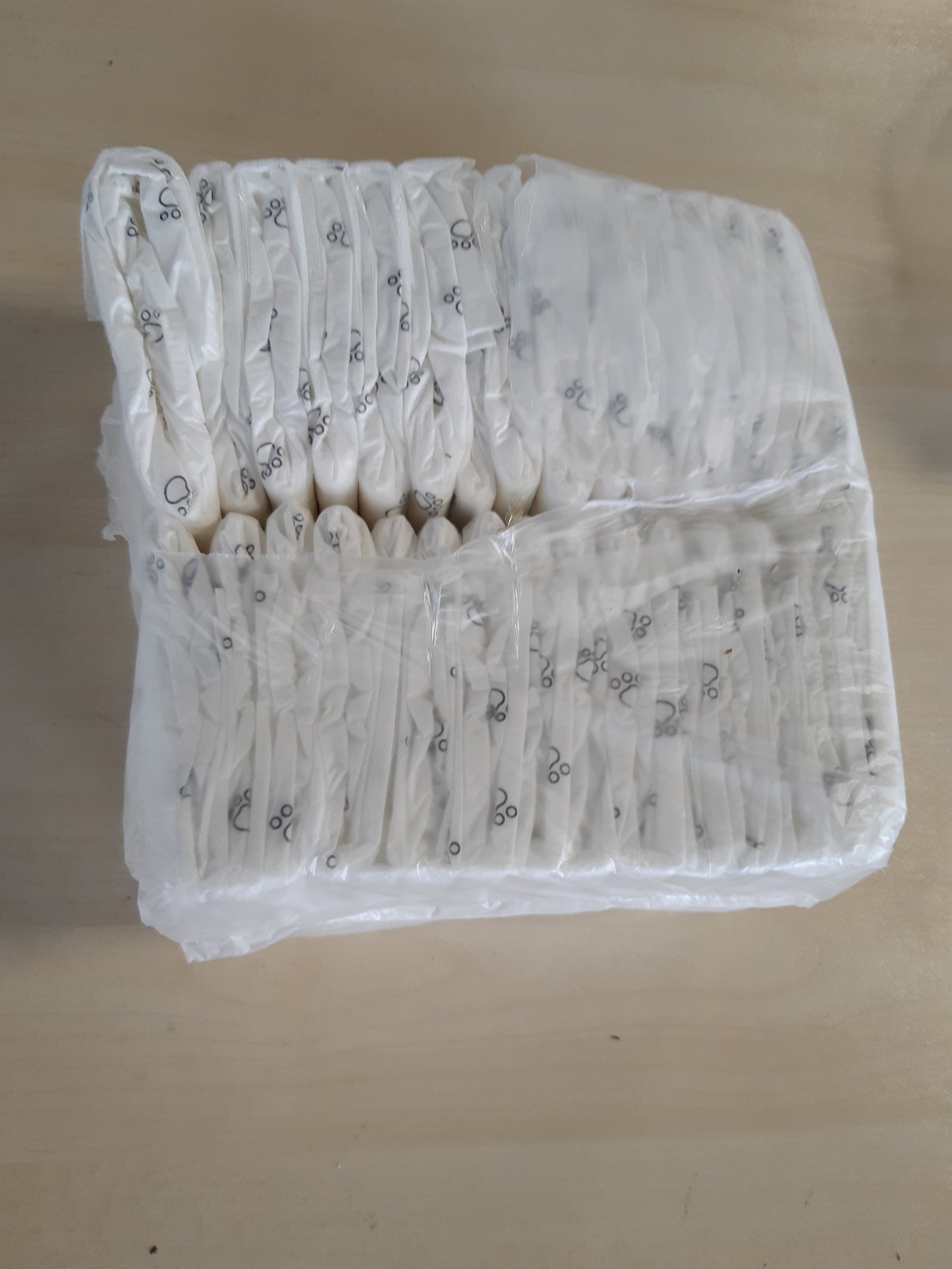 233179 - AMAZON BASICS Pelena për qen meshkuj, Madhësia XS, të bardha, 30 copë, të disponueshme