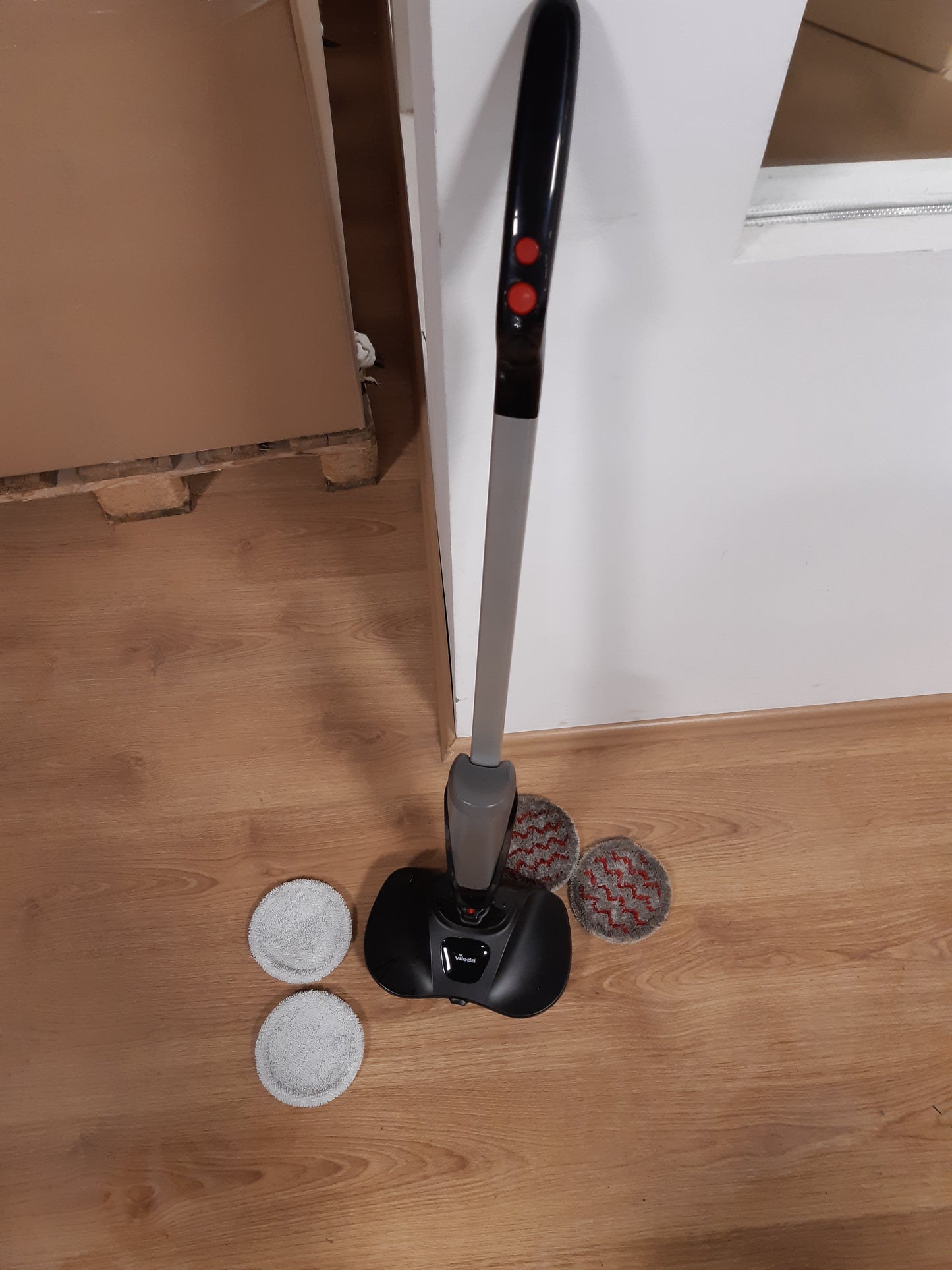 204048 - VILEDA Looper, Mop Elektrik me Spërkatje dhe Bateri, Rezervuar Uji i Integruar, Pastrim i Ndërmjetëm, Seti Përfshin 2 Sfungjerë të Ndryshëm Mikrofibre, Pa Kovë, Paketim Mjedisor