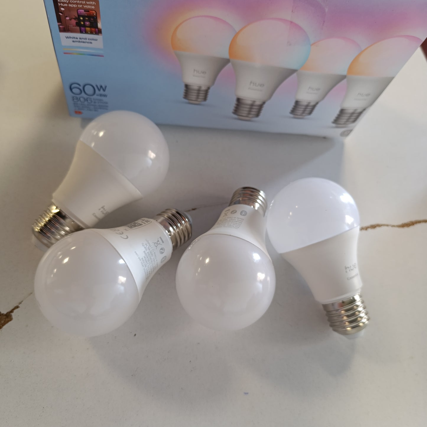 183303 - PHILIPS Hue Essential Smart LED A60 Llampa, E Bardhë dhe Me Ngjyra, Prizë E27, 8W, Gama 2200 K-6500 K, Intensiteti 806 lm, Zbehtë, E Pajtueshme me Alexa, Google Assistant dhe Apple Home, Pako me 4 Copë