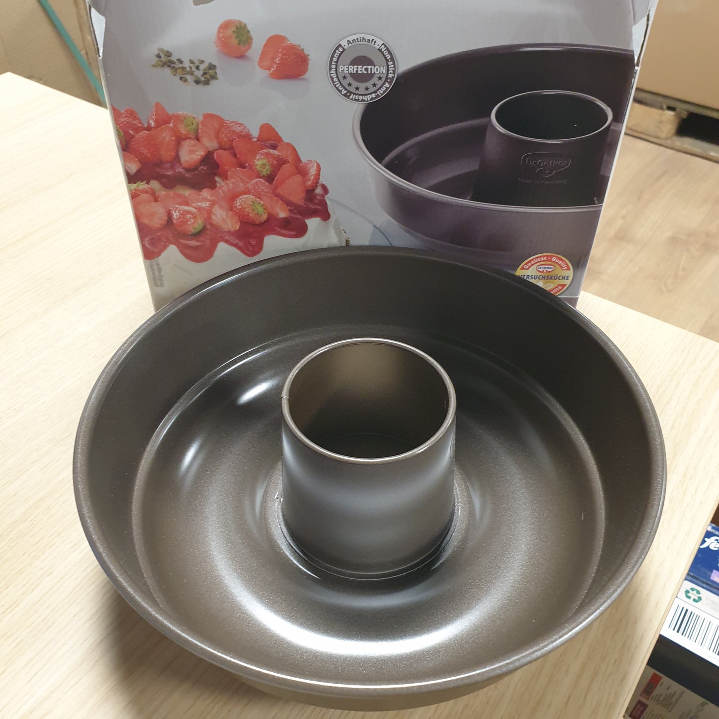 250525 - DR. OETKER Frankfurter Kranz Baking Tabakë Ø 26 cm, Tavë me shtresë jo-ngjitëse të përforcuar me qeramikë, rezistente ndaj nxehtësisë deri në 230°C, kapacitet 2600 ml