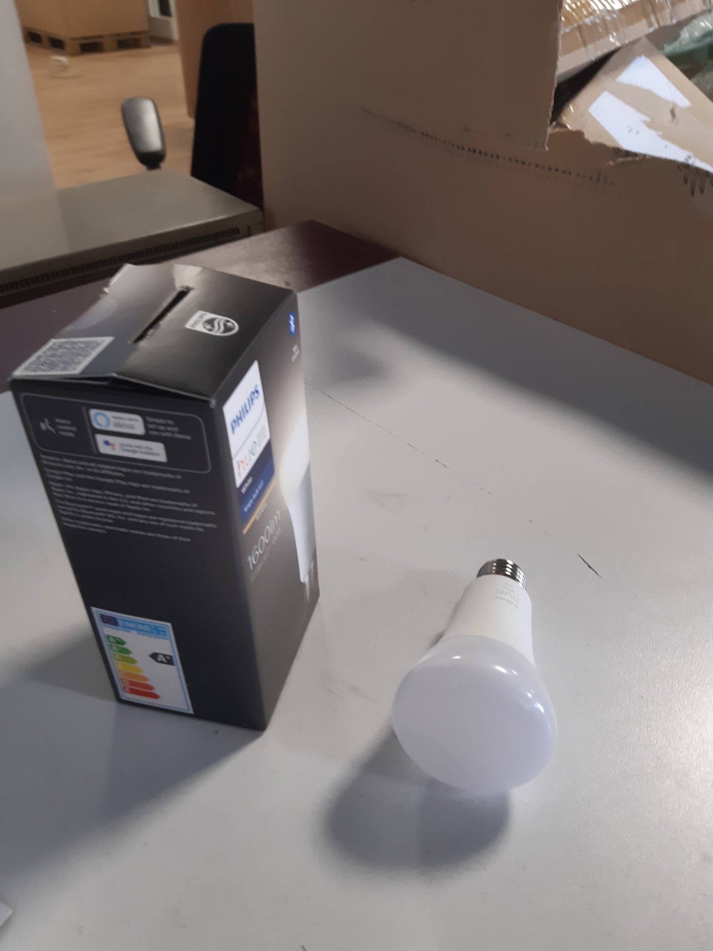 261188 - PHILIPS HUE White E27, 1600lm, dritë e bardhë e ngrohtë, e errësueshme, kontroll nëpërmjet aplikacionit, e pajtueshme me Amazon Alexa