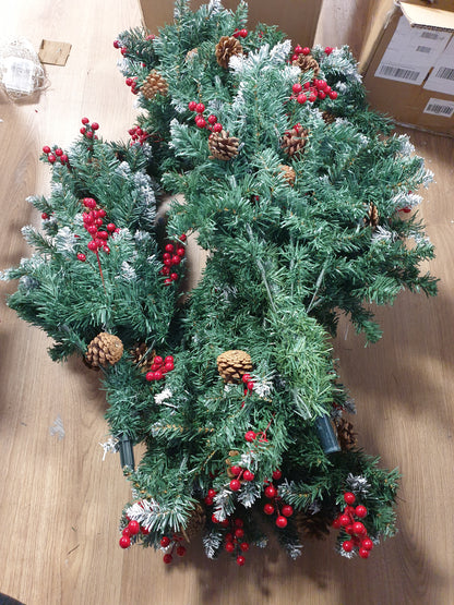 199111 - PEMË KRISHTLINDJESH ARTIFICIALE 7FT/2.1M PVC: me drita, boçe pishe dhe manaferra, maja e mbështjellë nga bora, për dekorim brendësi dhe të jashtme