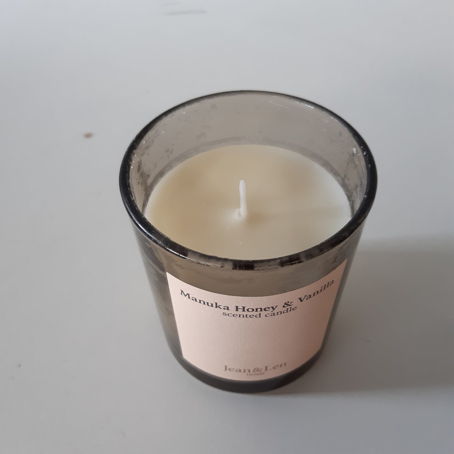 263622 - JEAN & LEN Qiri aromatik Manuka Mjaltë & Vanilje, 195 g, kohë djegieje 40 orë, dizajn minimalist, vegan