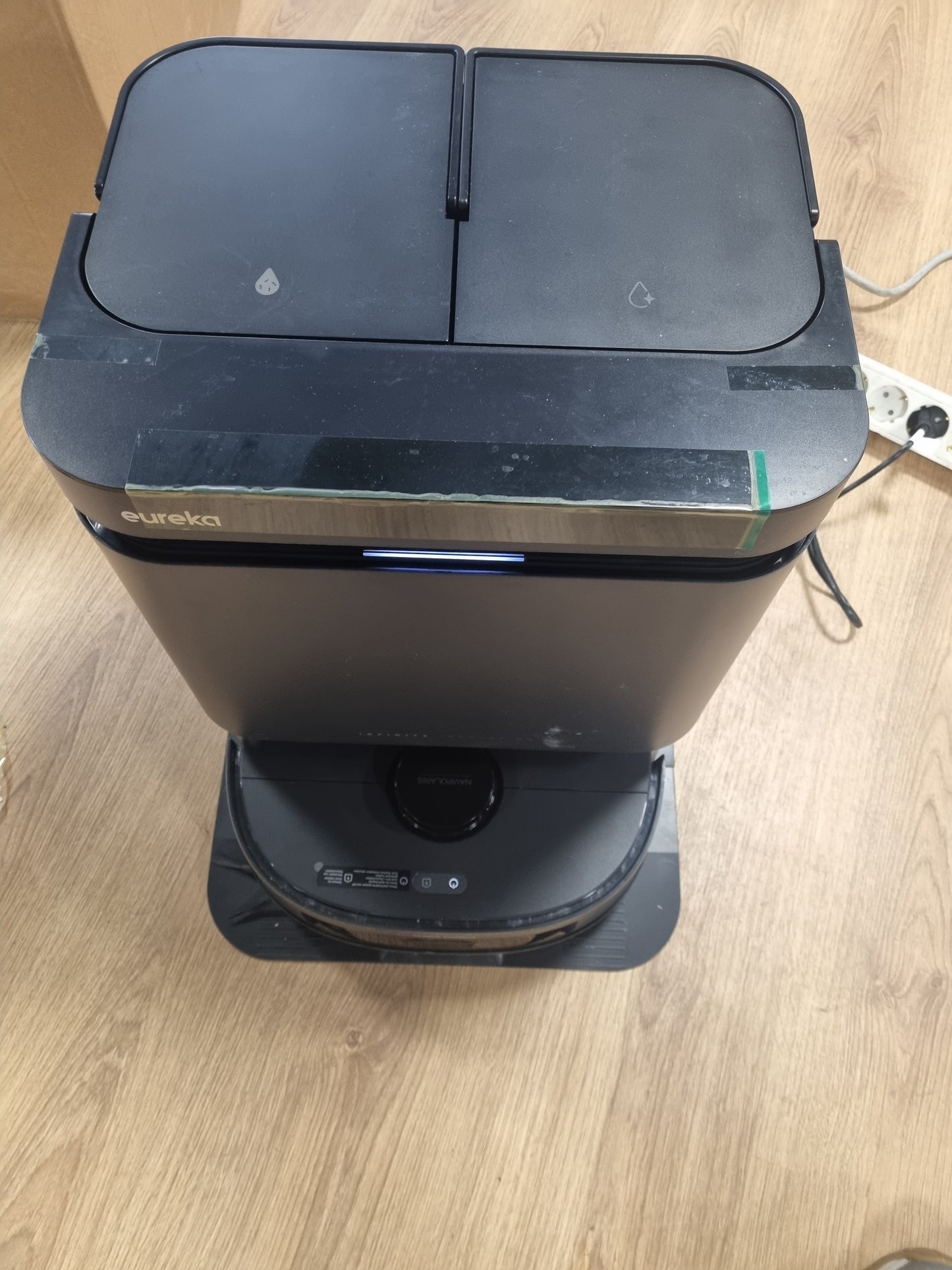 144025 - EUREKA Robotike Fshesë J15 Evo Ultra me Korrent dhe dyshemeje, Thithje 22,000Pa, Fshesë Skajesh 100% e Zgjatshme, Vetë-Larje/Tharje 55°C, Jetëgjatësi Baterie 75 Ditë, Miqësore me Kafshët Shtëpiake, Kundër Ngatërresave, Ngjyra e Zezë