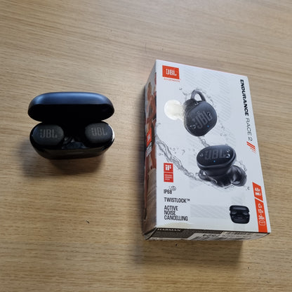 267893 - JBL Endurance Race 2, Kufje Bluetooth True Wireless për në Vesh, Jetëgjatësi baterie 48 orë, IP68, Anulim zhurmash, JBL Pure Bass, Teknologji Smart Ambient, Modaliteti Sport, E zezë