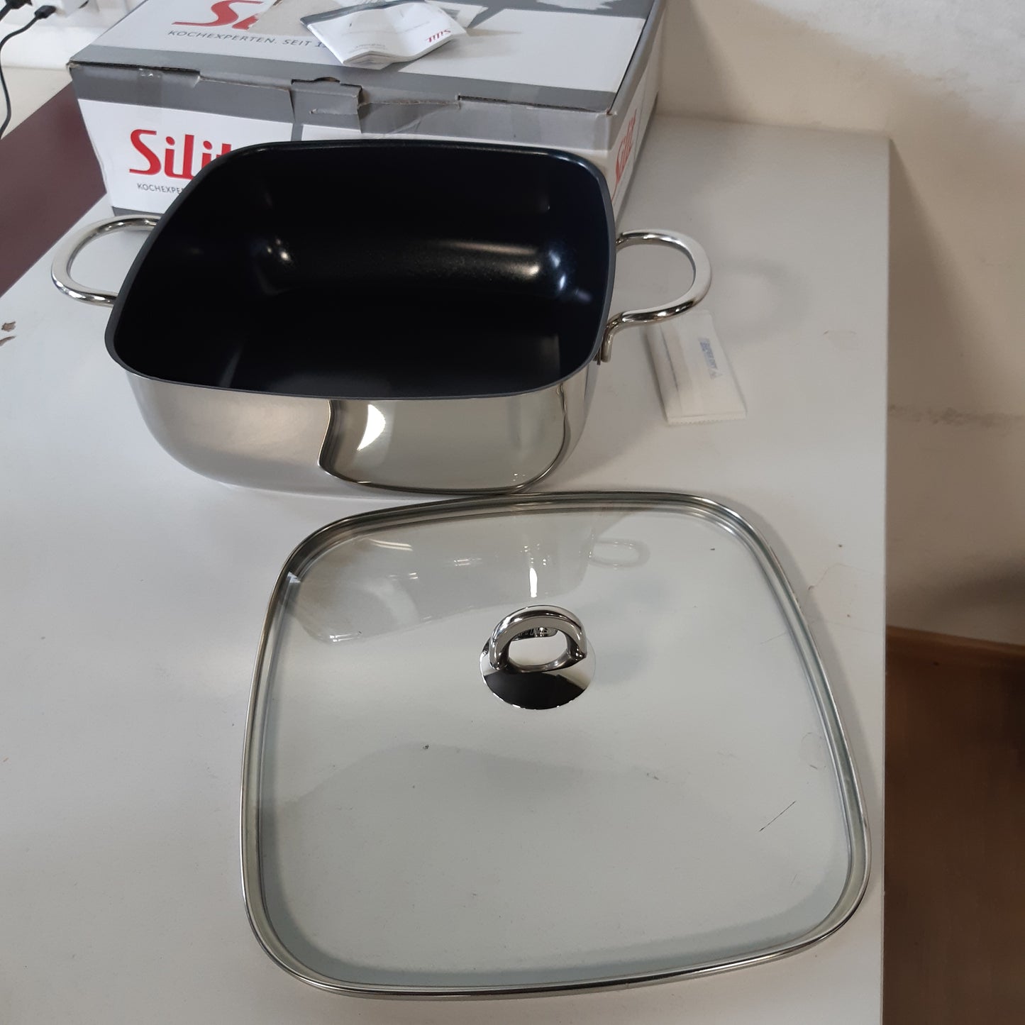 226099 - Silit Tavë pjekjeje Studio me kapak, 29 x 29 x 10 cm, çelik inox i veshur, kapak qelqi, e sigurt për furrë, përputhshme me induksion