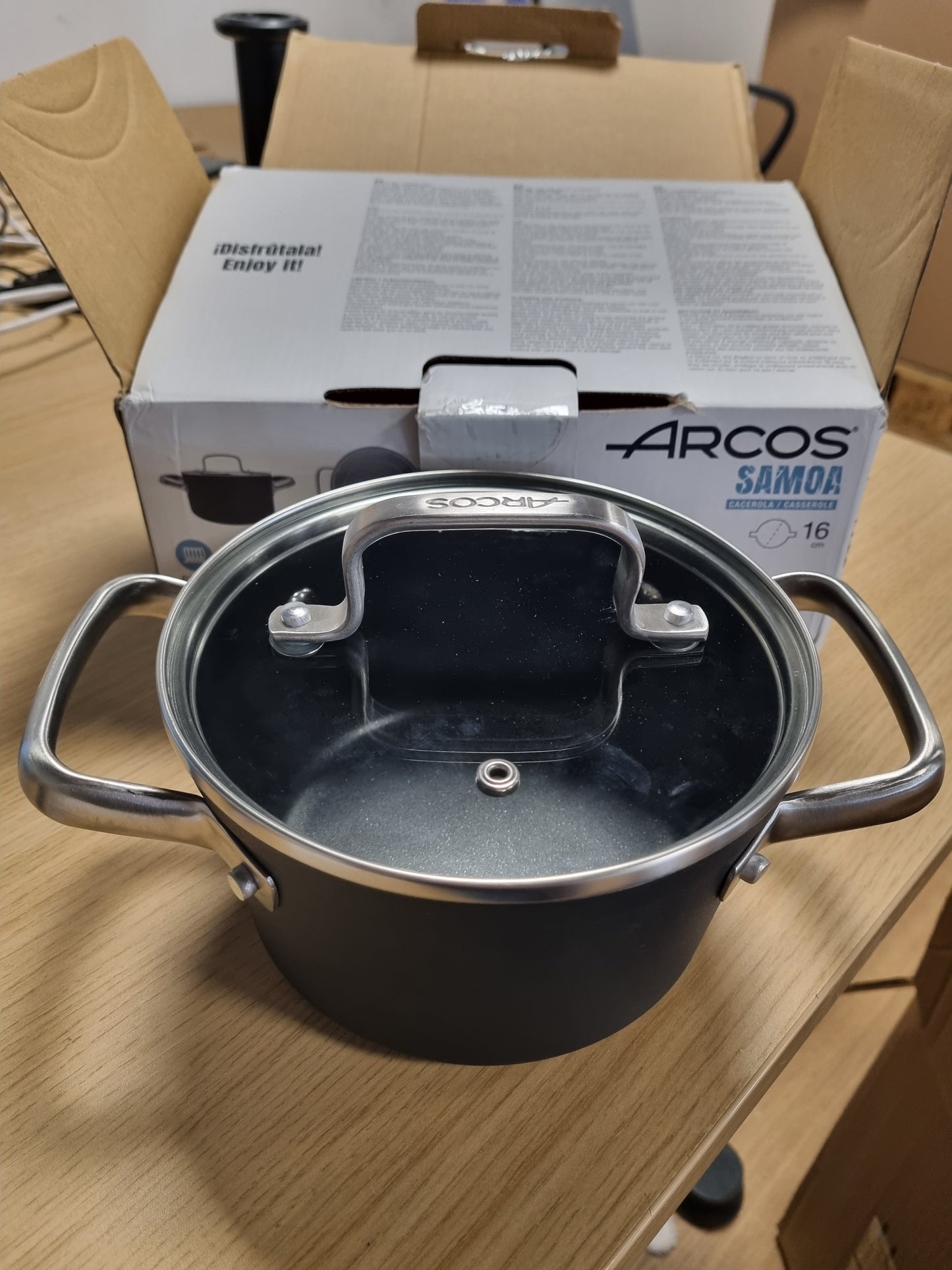 213711 - Seria Arcos Samoa | Ena jo-ngjitëse 16 cm dhe 1.5 L | Alumini i farkëtuar | I përshtatshëm për çdo kuzhinë | Doreza çeliku inox me prekje të ftohtë | Sistem kursimi energjie | E zezë | Induksion i plotë