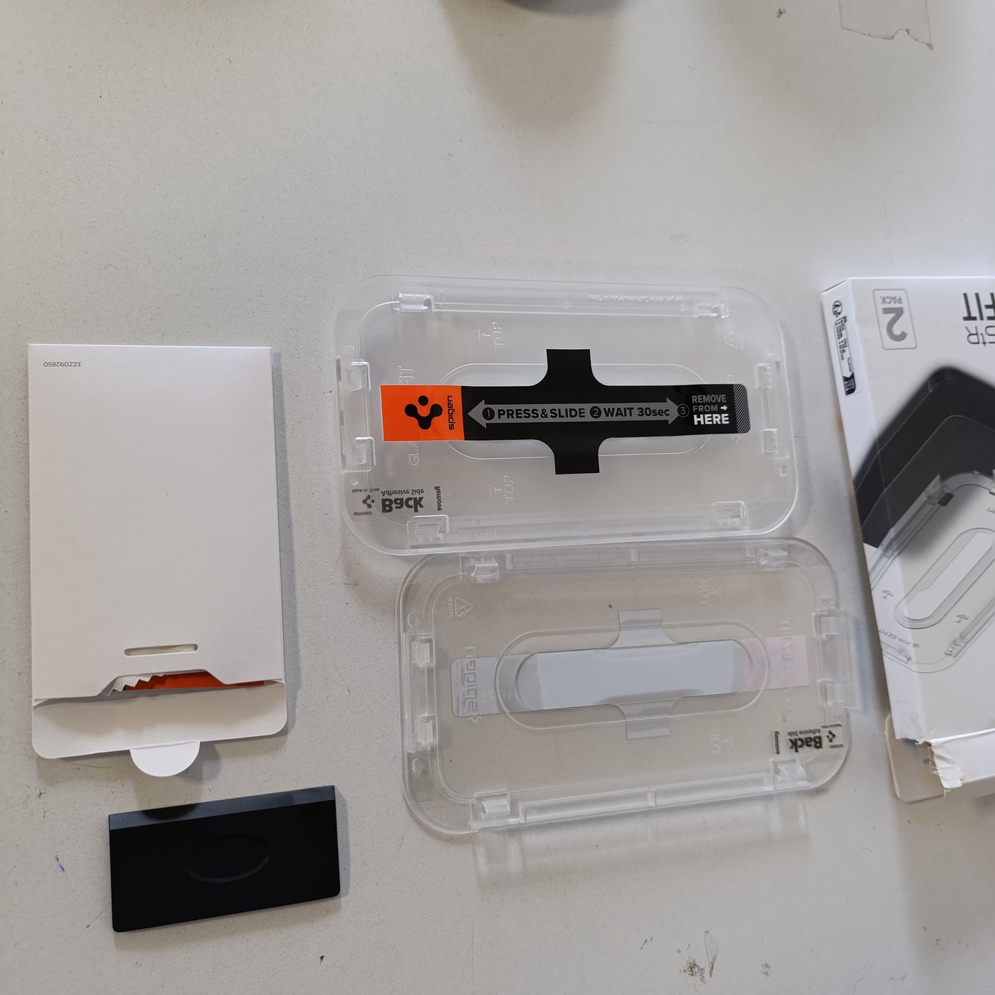 266663 - SPIGEN - Mbrojtës Ekrani Glas.tR EZ Fit për iPhone 17 Pro, iPhone 17, iPhone 16 Pro, Pako me 2 pjesë, Rezistent ndaj gërvishtjeve, Kit Instalimi i Përfshirë, Crystal Transparent, Fortësi 9H