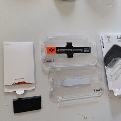 266663 - SPIGEN - Mbrojtës Ekrani Glas.tR EZ Fit për iPhone 17 Pro, iPhone 17, iPhone 16 Pro, Pako me 2 pjesë, Rezistent ndaj gërvishtjeve, Kit Instalimi i Përfshirë, Crystal Transparent, Fortësi 9H