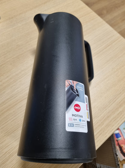 223266 - EMSAS Enë e izoluar 1L, plastike, termos me mbyllje të shpejtë, mban pijet të nxehta për 12 orë, të ftohta për 24 orë, mbulesë qelqi, prodhuar në Gjermani, dizajn nordik, e zezë, N41707