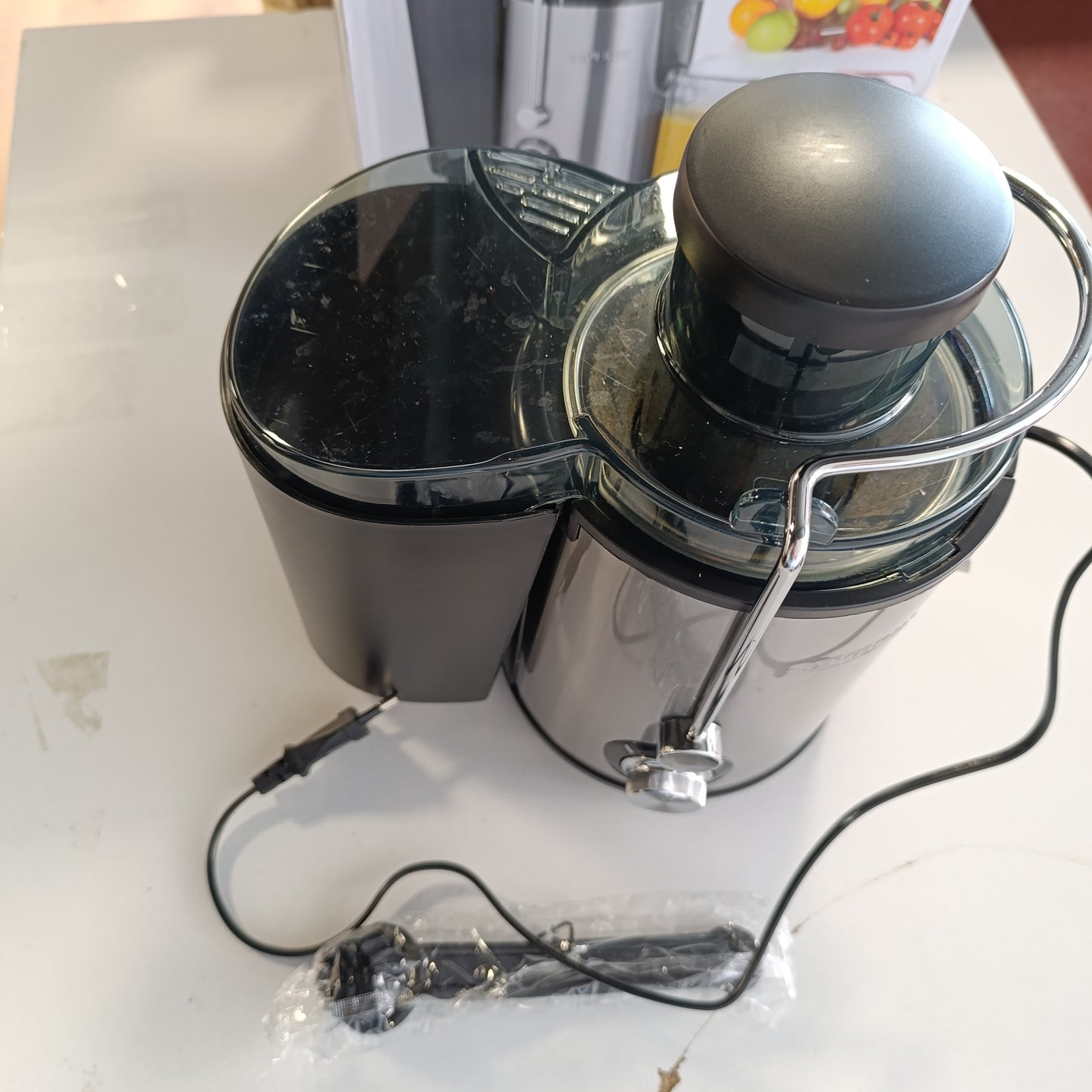 162261 - SEVERIN - Shtrydhëse Frutash dhe Perimesh, 400W, 19,000 rpm, 2 Shpejtësi, Enë Lëngu 0.5L, Enë Tuli 1.5L, Pa Pikime, Pa BPA, 35.0 x 20.0 x 28.0 cm, Çelik i Zi/Inox - ES 3566