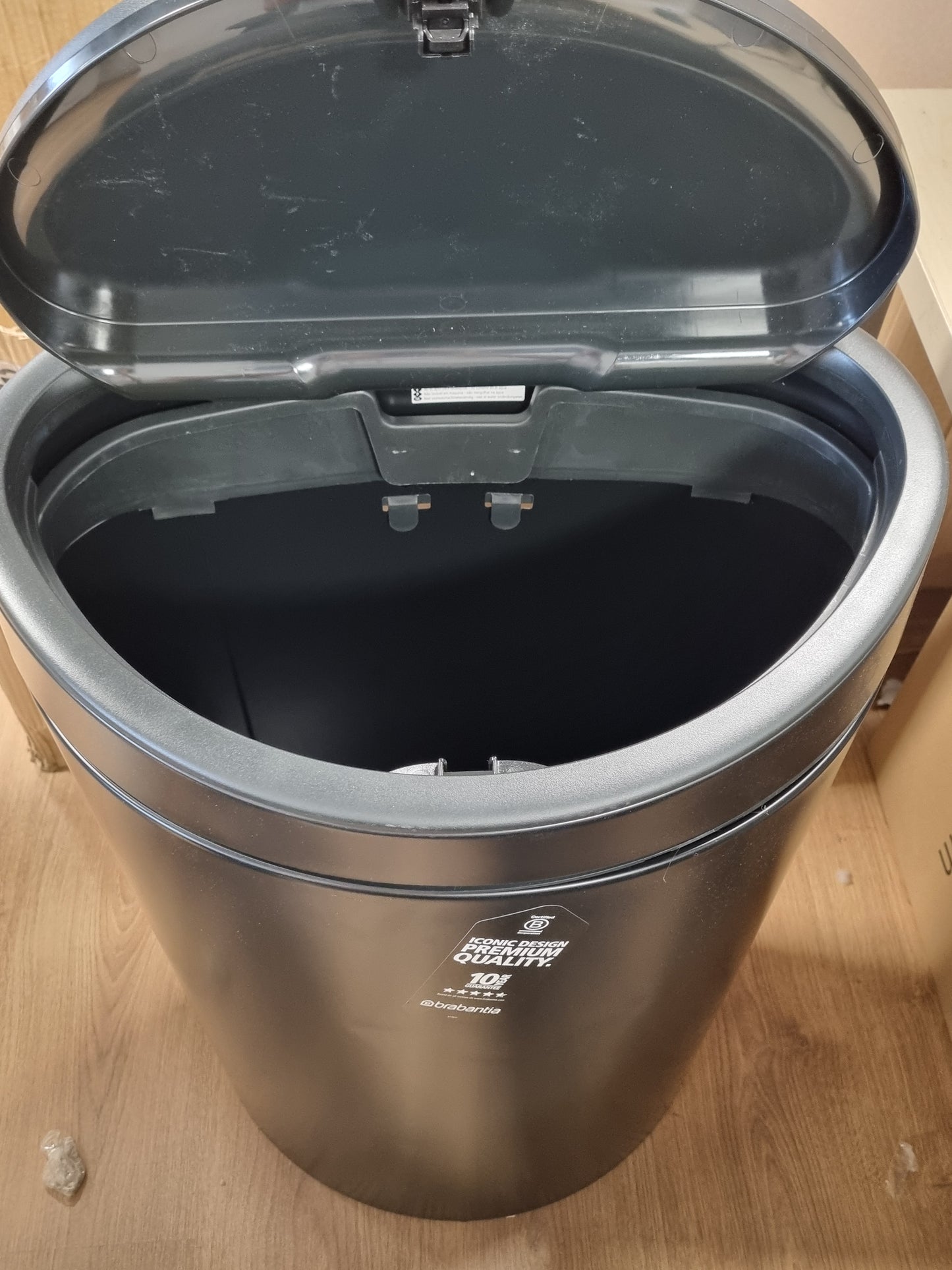 213039 - BRABANTIA Kosh Mbeturinash me futje plastike të lëvizshme, i zi mat, 40 L.