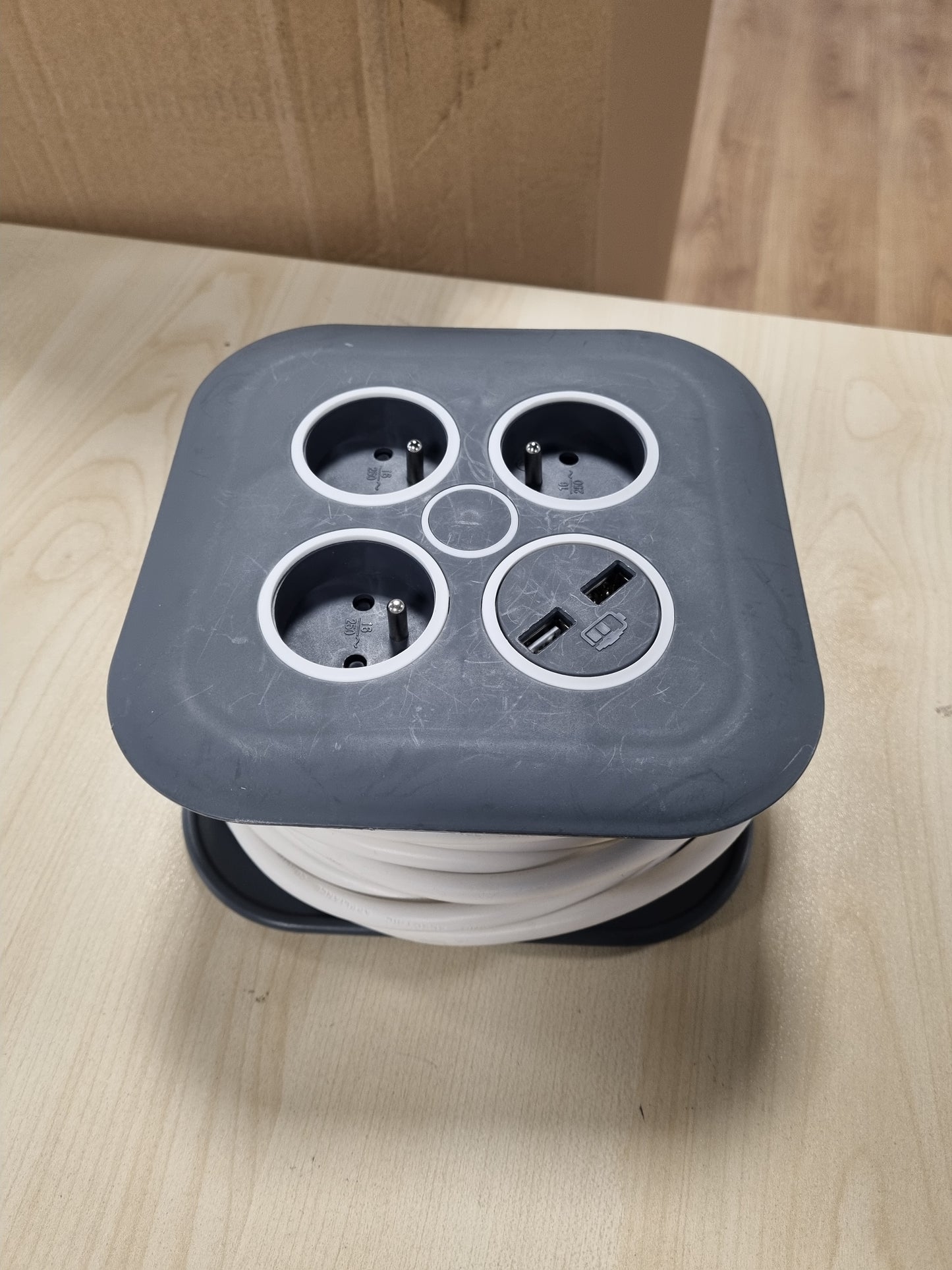 209225 - ZENITECH - Bobinë e Kabllove Shtëpiake me 3 x 2P+E dhe 2 x USB, Gjatësi 7m, Ngjyra e Zezë