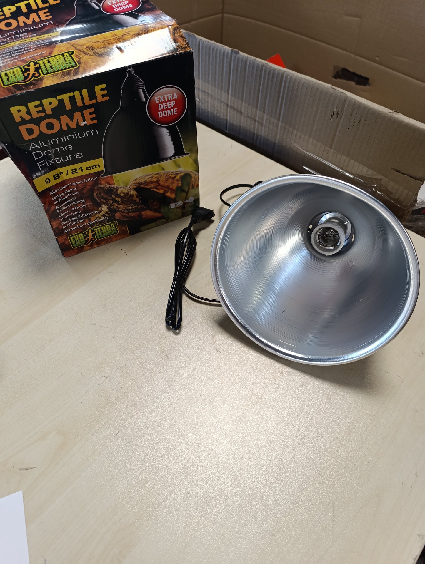 214021 - Exo Terra Reptile Dome, llambë reflektuese alumini, prizë prej porcelani rezistente ndaj nxehtësisë, e përshtatshme për llamba deri në 160W, prizë E27, e zezë