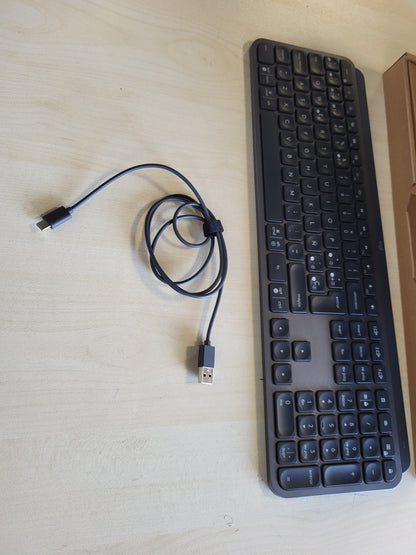 267719 - LOGITECH MX KEYS, Tastierë pa tel, Marrës Bluetooth dhe USB, Lidhje USB-C, Jetëgjatësi baterie 5-mujore, Funksion ndërrimi i lehtë, Taste me ndriçim nga prapa, PC/Mac, Paraqitje gjermane QWERTZ, Ngjyra: grafit
