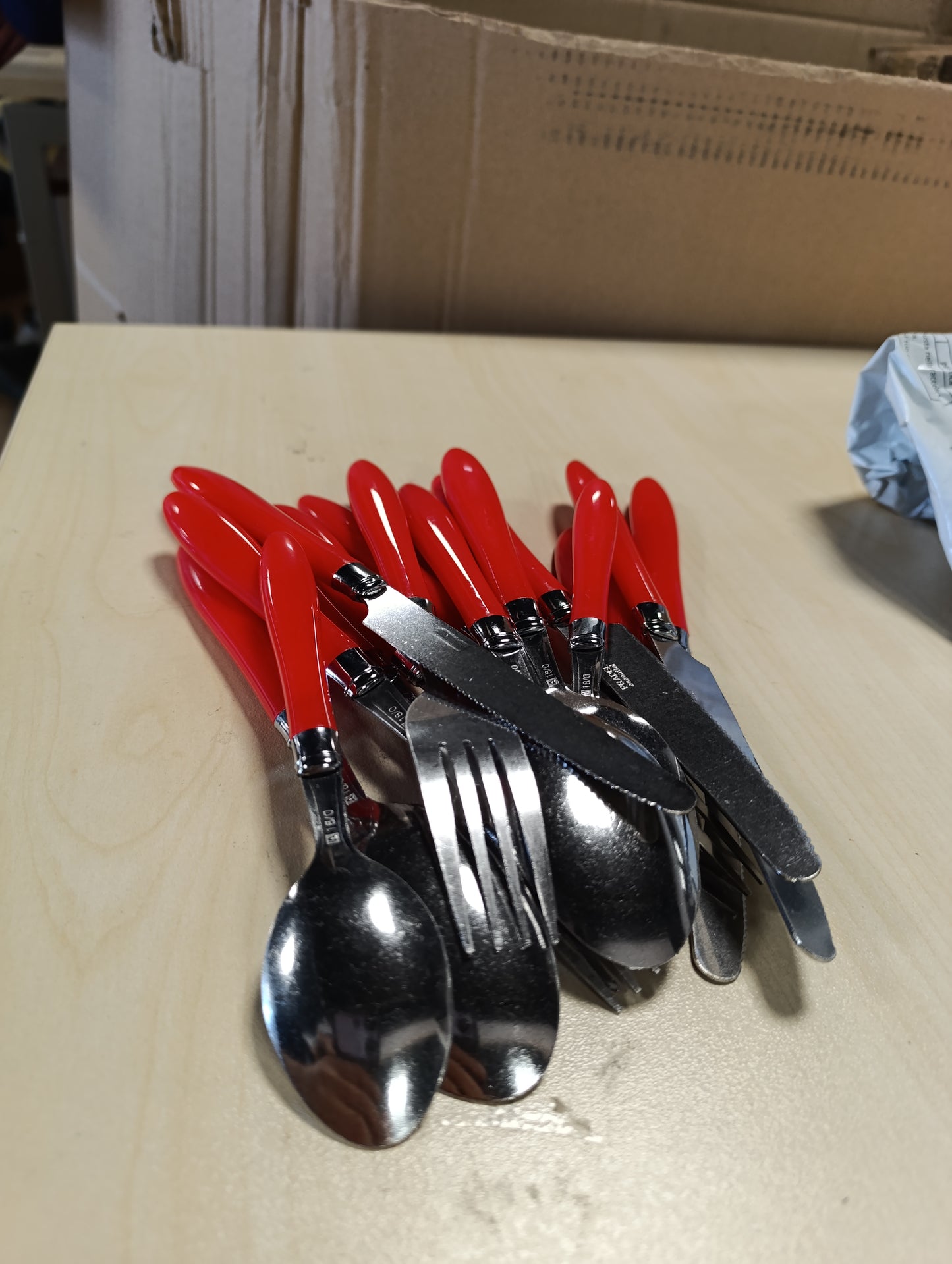 262543 - AMEFA - Set takëmesh REGLISSE - Takëm tavoline për 4 persona - Doreza plastike të rrumbullakëta - Çelik inox - 16 copë