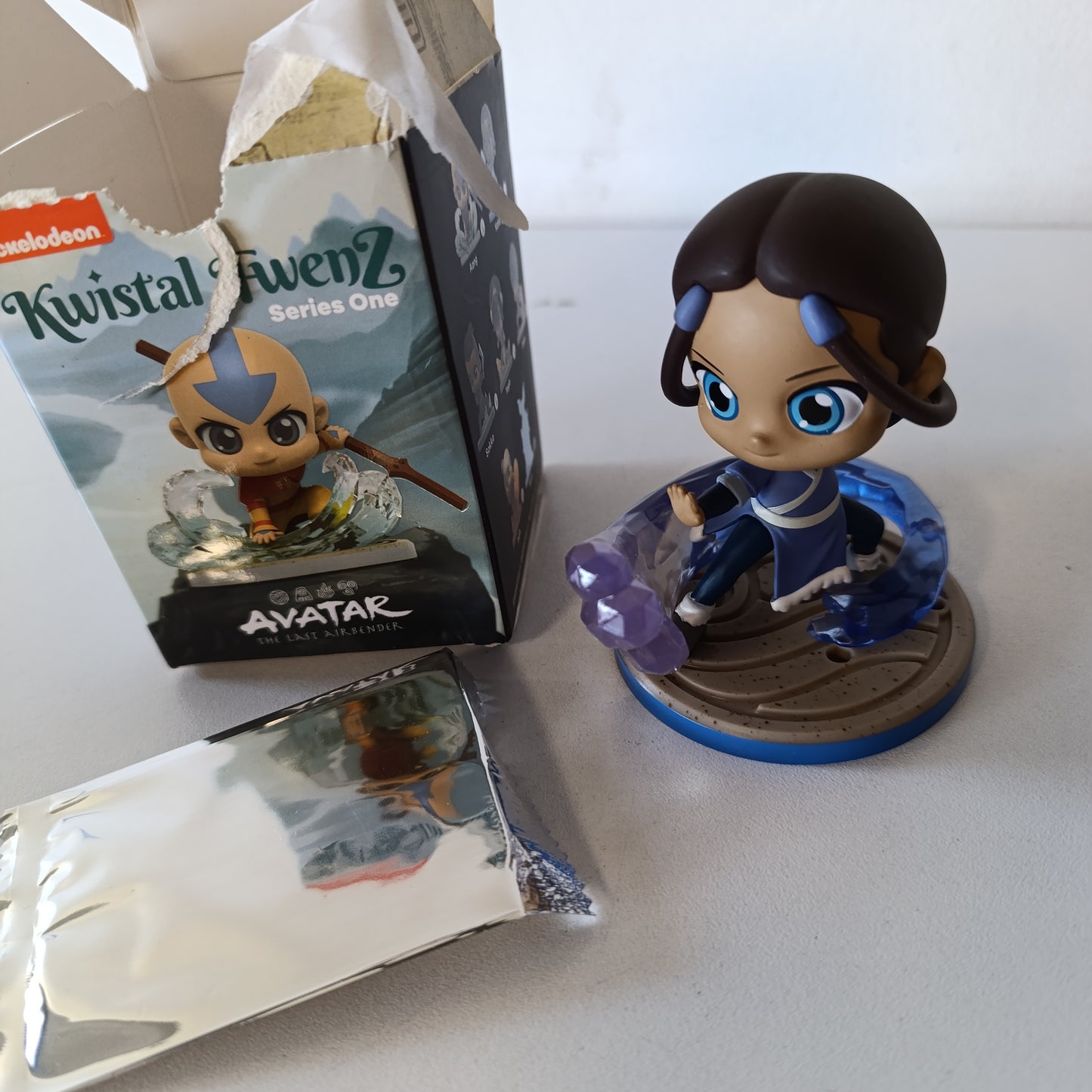 266640 - MIGHTY JAXX Avatar The Last Airbender Kwistal Fwenz | Figurë Koleksionuese Surprise Box | një personazh i rastësishëm