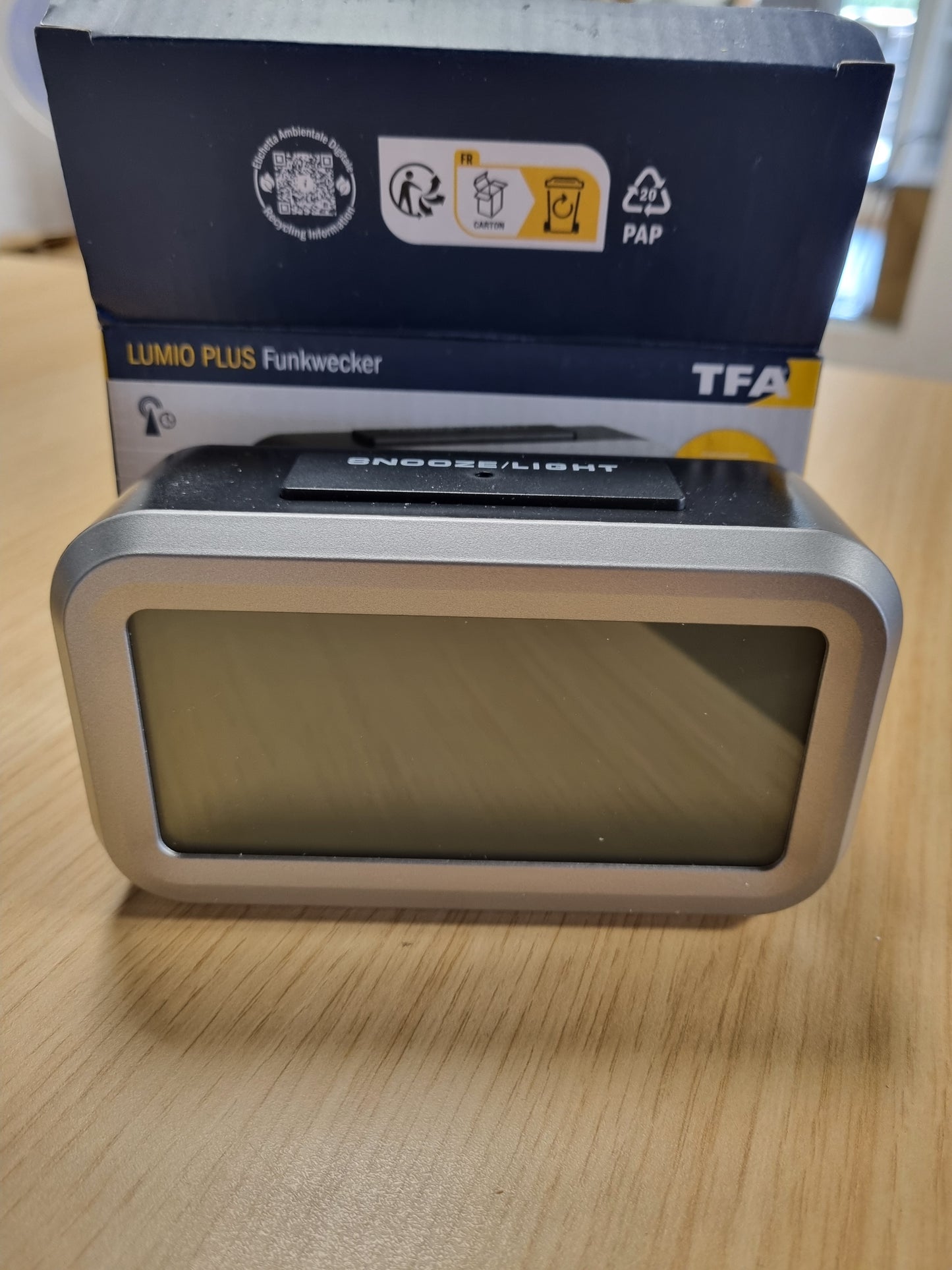 223943 - TFA DOSTMANN Orë alarmi dixhitale pa tel Lumio, 60.2553.01, me orë radio, ekran temperature, ndriçim automatik të prapmë, ekran i madh, 13.8 cm i gjatë, ngjyrë e zezë-argjendtë
