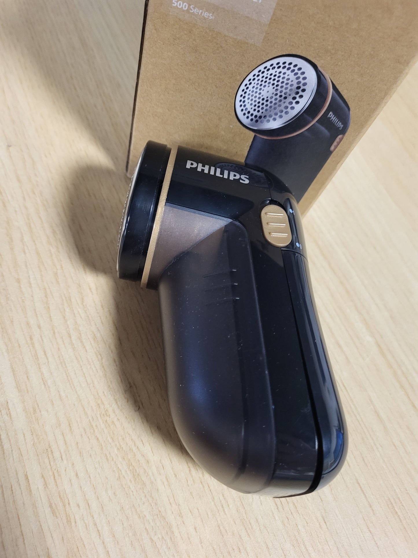 215788 - PHILIPS Makinë rroje për pëlhura – 8800 rpm, sipërfaqe e madhe tehu, 3 madhësi rrjete, e sigurt për të gjitha pëlhurat, e lehtë për t’u pastruar, 2 bateri AA, dizajn kompakt (GC026/80)