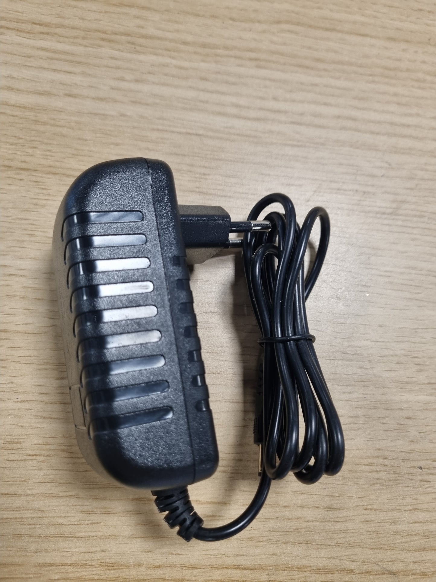 188492 - V-TAC Furnizim me Energji 12V 42W 3.5A për Kamera, Shirita LED, Modema - Transformator Plug & Play me Prizë 100-240V 50/60Hz, i Zi