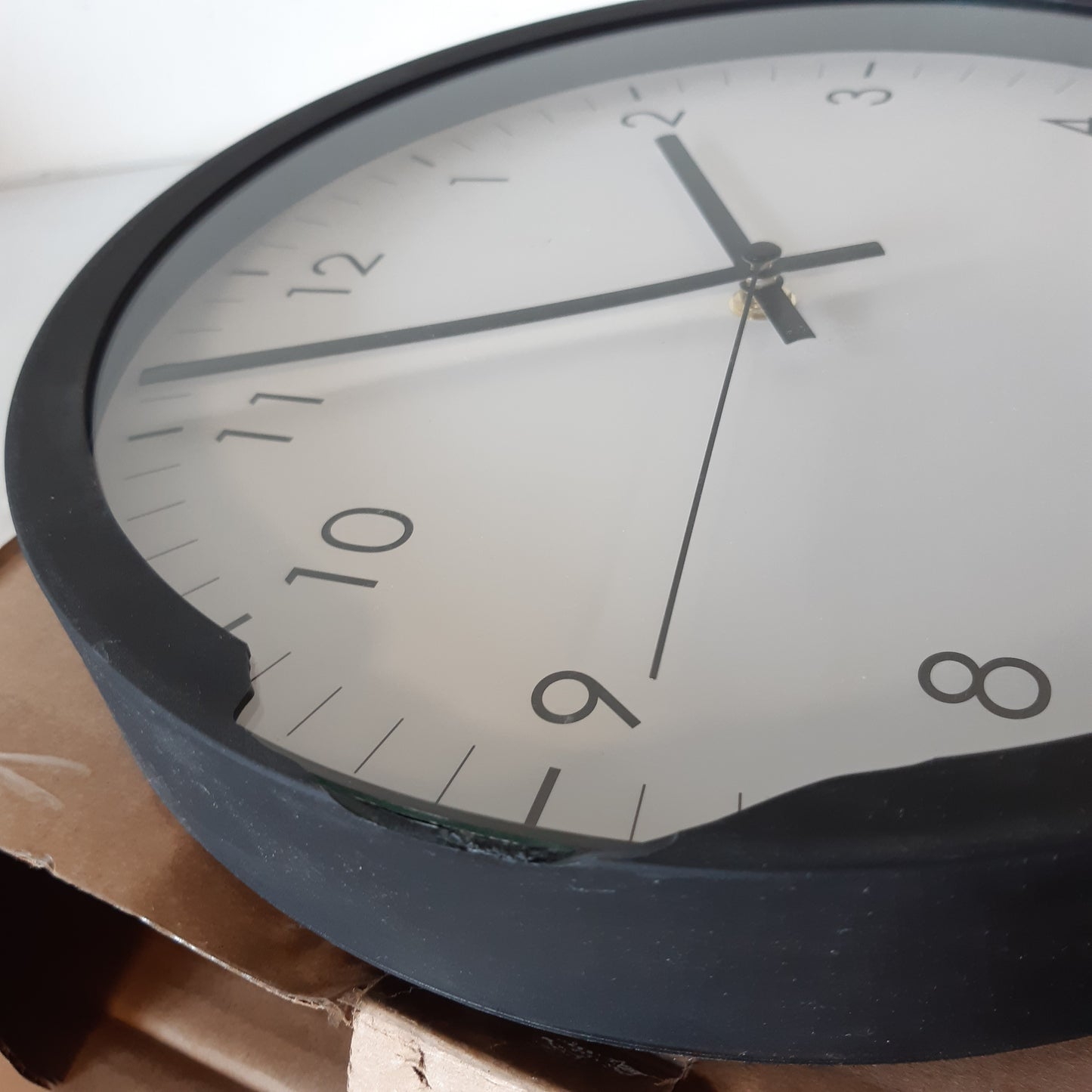 219244 - AMAZON BASICS Orë muri e rrumbullakët me bateri, e heshtur dhe e lehtë për t’u lexuar, 30 cm, e zezë